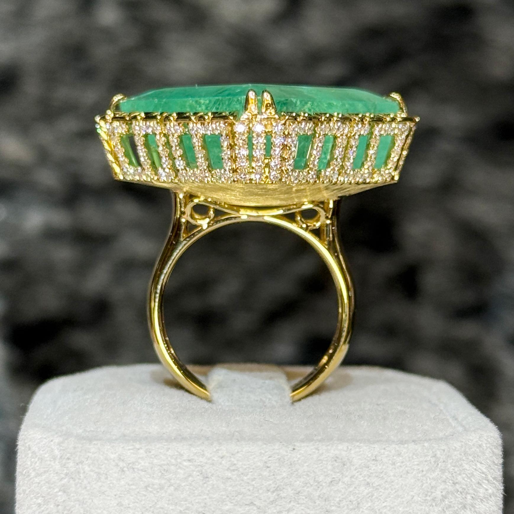 42.13 Carat Colombian Emerald Massive Head Turner 18K Heavy Gold Ring en vente 3