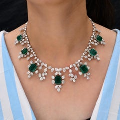 HRD Certified 42.18Ct Emerald 50.04Ct Diamond Wedding Necklace Oro bianco 18k