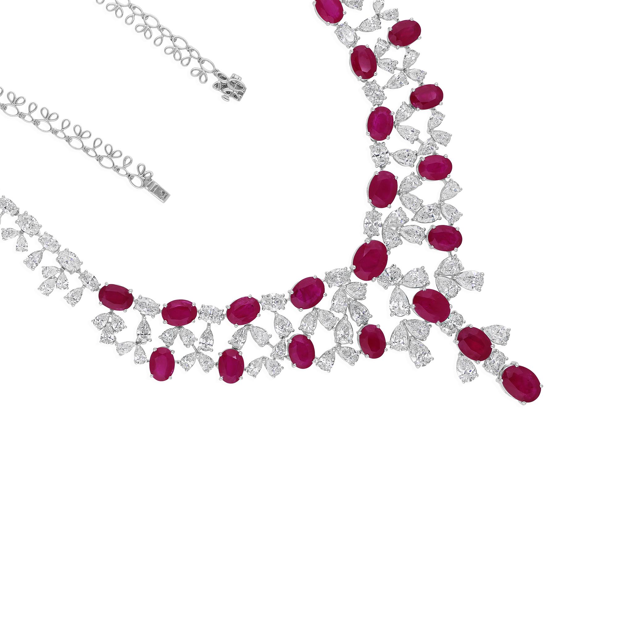 Fundido en oro de 14 quilates, este exquisito collar está engastado con una gema de rubí de 42,19 quilates y 27,96 quilates de brillantes diamantes.

SIGUE LA TIENDA DE SPECTRUM JEWELS para ver la última colección y piezas exclusivas. Spectrum