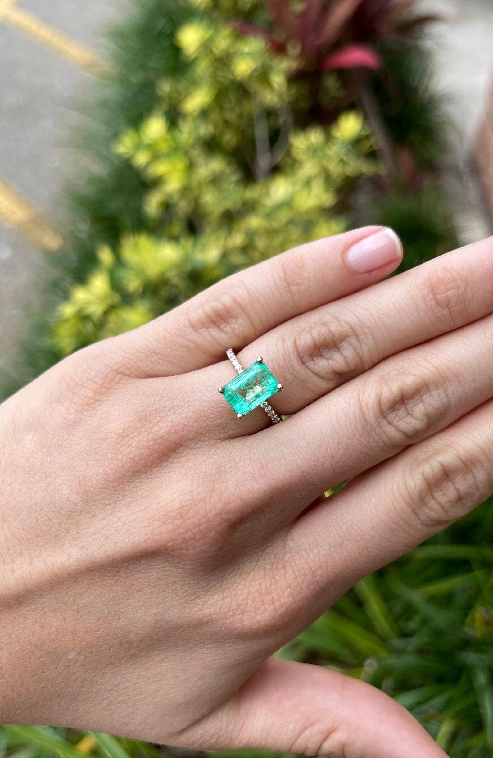 Taille émeraude 4.21tcw 14K Rectangle Colombian Emerald & Diamond Accent Band Engagement Ring en vente