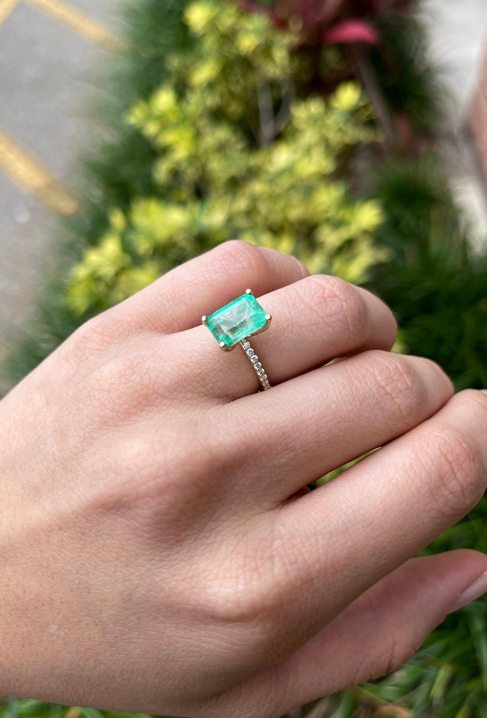 4.21tcw 14K Rectangle Colombian Emerald & Diamond Accent Band Engagement Ring Neuf - En vente à Jupiter, FL