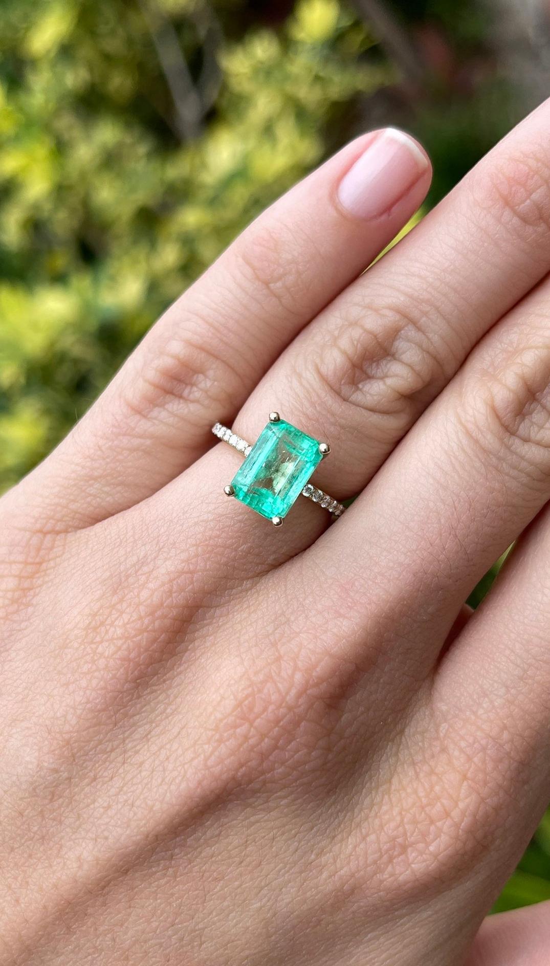 4.21tcw 14K Rectangle Colombian Emerald & Diamond Accent Band Engagement Ring Pour femmes en vente