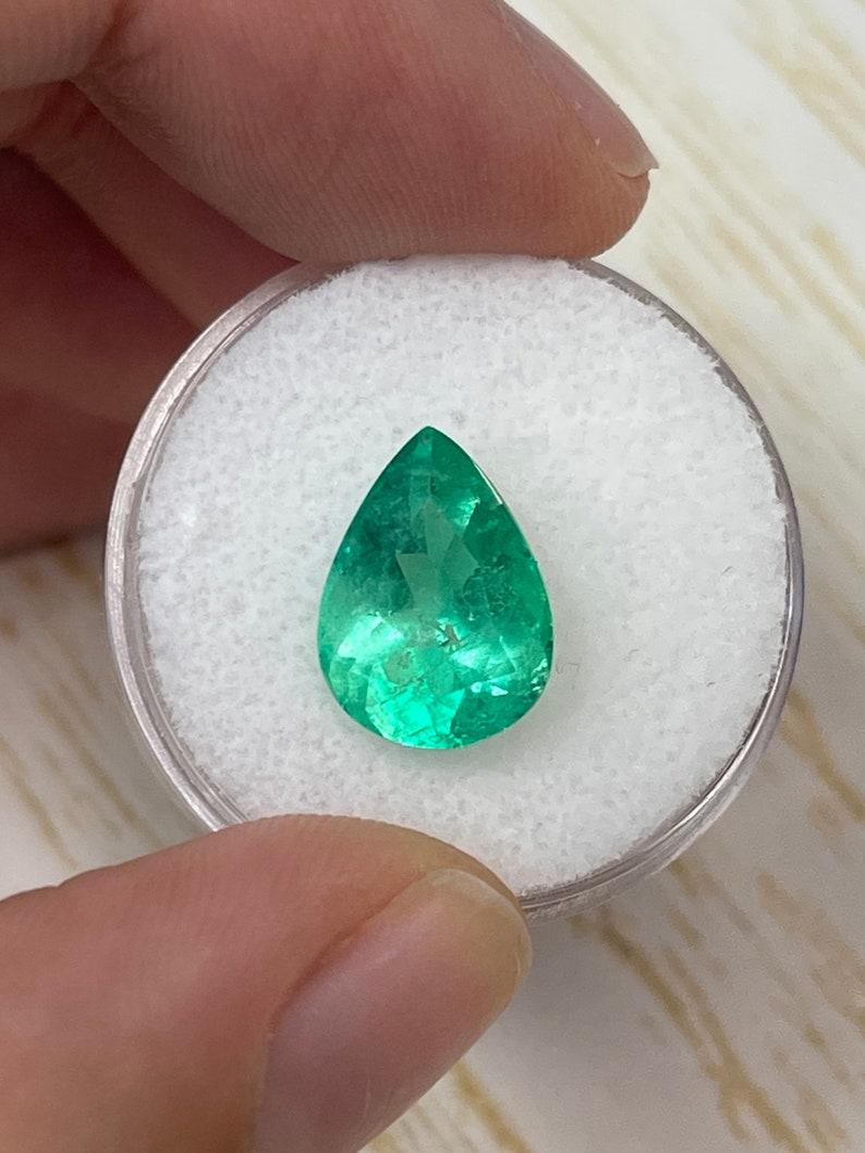 Pierre : Émeraude
Poids : 4,22 carats
Forme : Coupe poire
Clarté : Transparent
Lustre : Très bon
Couleur : vert jaunâtre moyen
Dimensions : 13,09 mm x 9,54 mm x 6,82 mm
Origine géographique : Colombie
Traitement : Naturel, huilé

Commentaires : En