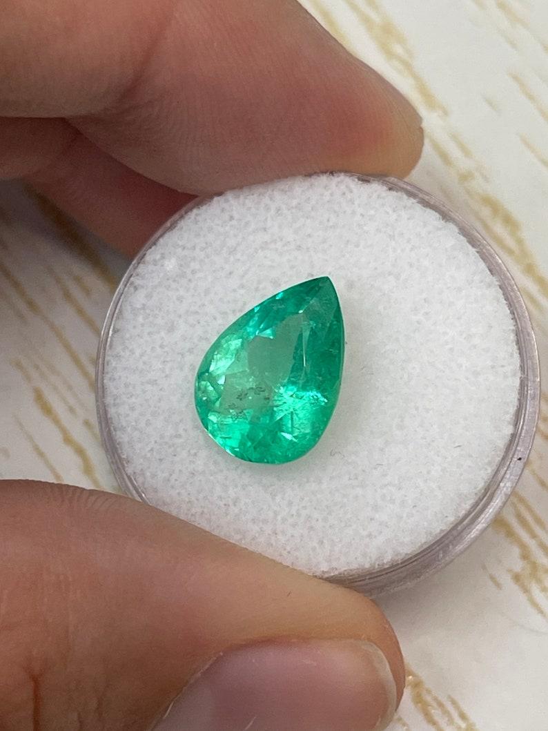 Moderne Émeraude colombienne verte jauneâtre taille poire de 4,22 carats 13x9,5 en vente