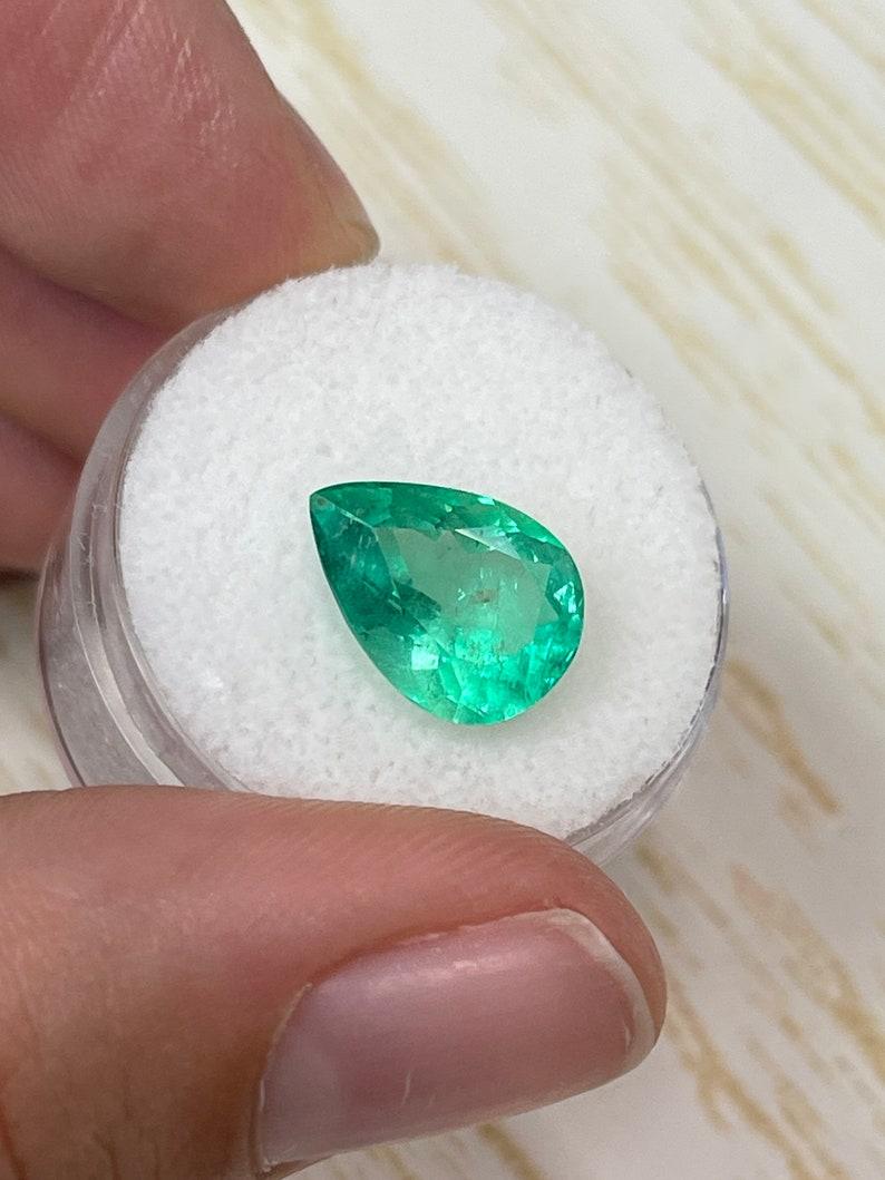 Taille poire Émeraude colombienne verte jauneâtre taille poire de 4,22 carats 13x9,5 en vente