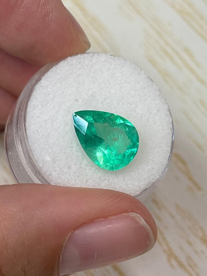 Émeraude colombienne verte jauneâtre taille poire de 4,22 carats 13x9,5 Neuf - En vente à Jupiter, FL
