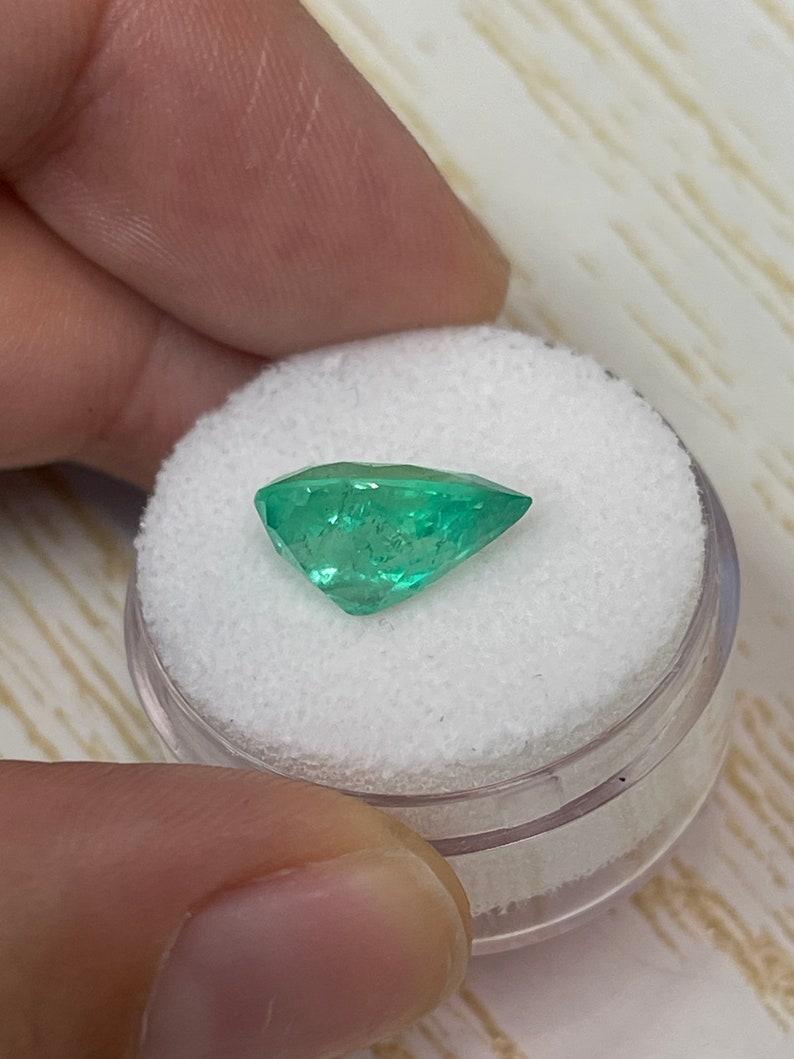 Émeraude colombienne verte jauneâtre taille poire de 4,22 carats 13x9,5 Pour femmes en vente