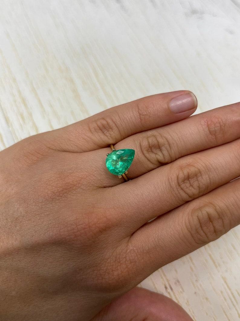 Émeraude colombienne verte jauneâtre taille poire de 4,22 carats 13x9,5 en vente 1