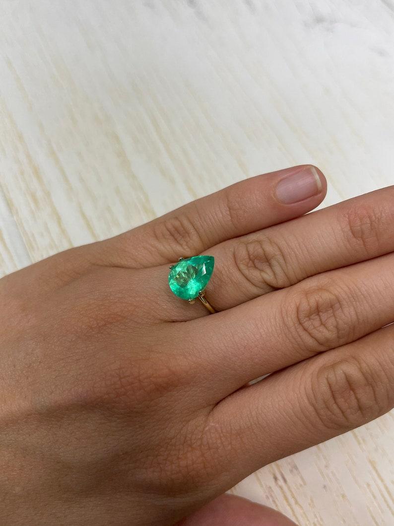 Émeraude colombienne verte jauneâtre taille poire de 4,22 carats 13x9,5 en vente 2