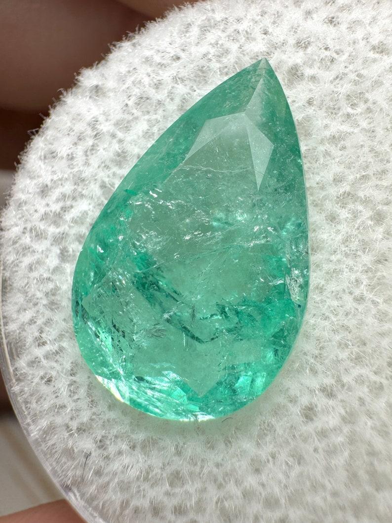 A. Stone: Smeraldo
Peso: 4,22 carati
Forma: Taglio a pera
Chiarezza: Trasparente, visibilmente imperfetto
Lucentezza: Molto buono
Colore: Verde chiaro
Misure: 16,19 mm x 10,0 mm x 4,81 mm
Origine geografica: Colombia
Trattamento: Naturale,