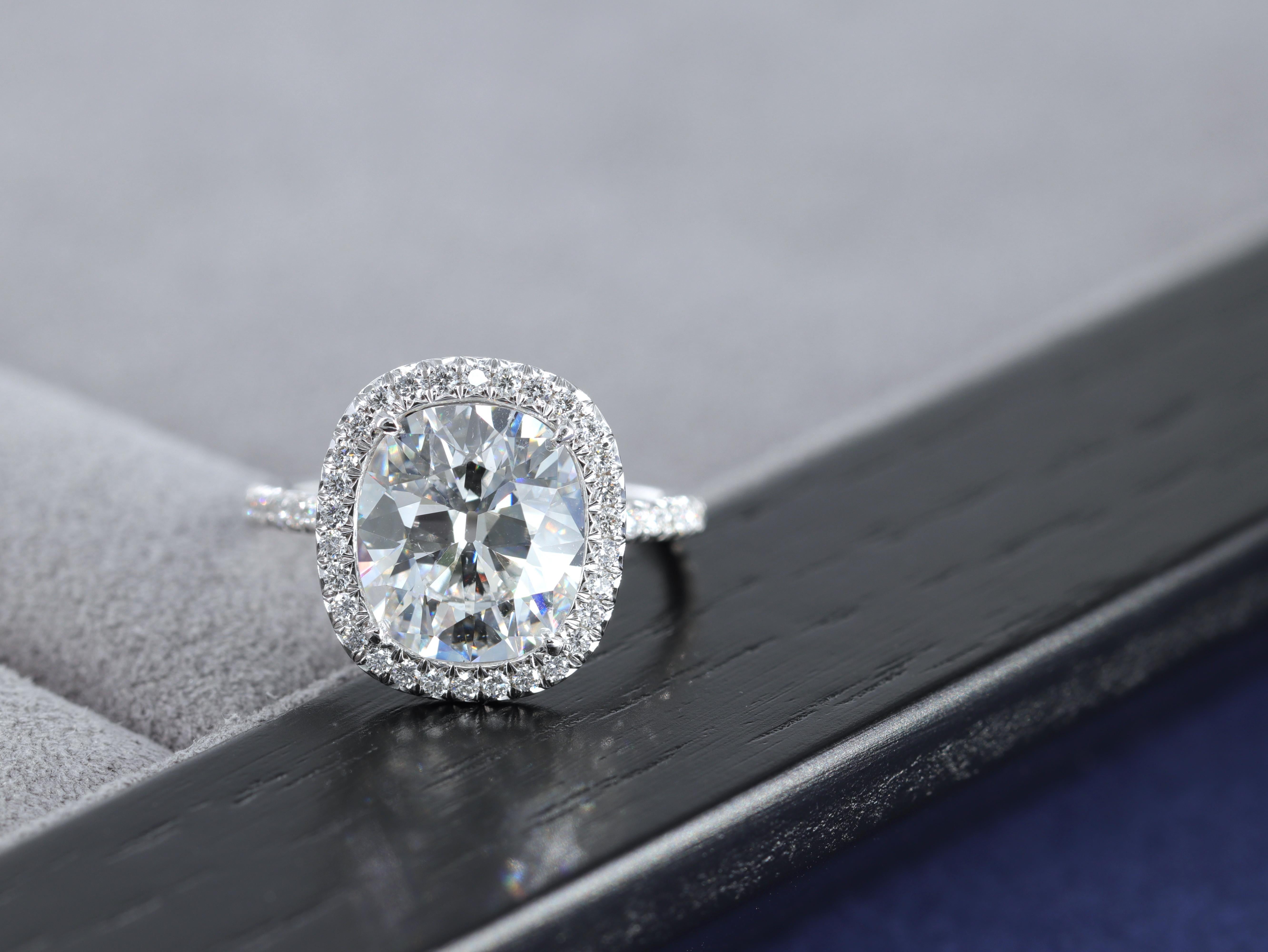 4,22 Karat Diamant im Kissenschliff Brillantschliff Diamant Verlobungsring Platin Halo (Moderne) im Angebot