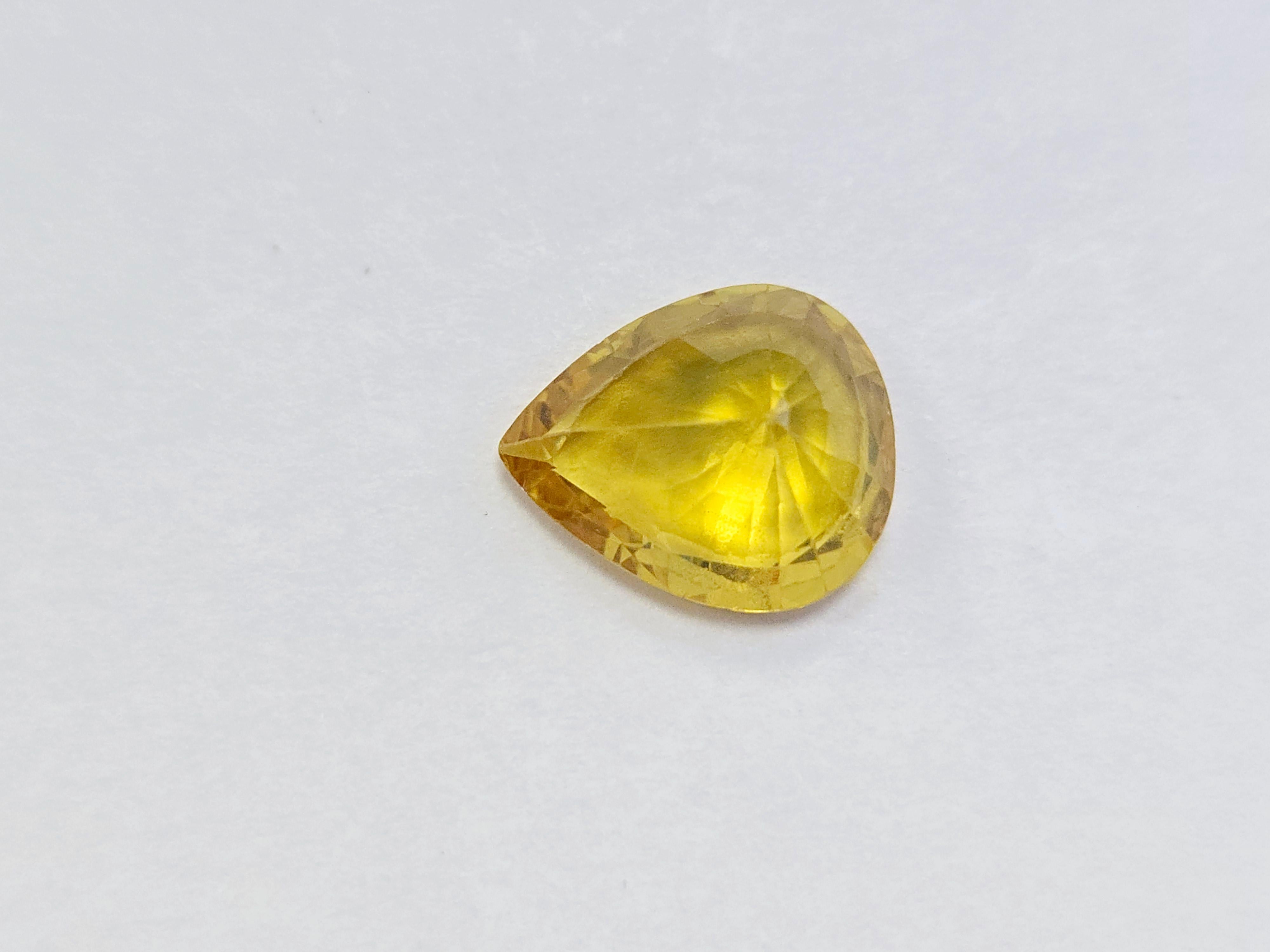 Zaffiro giallo a forma di pera naturale da 4,22 carati in vendita 2