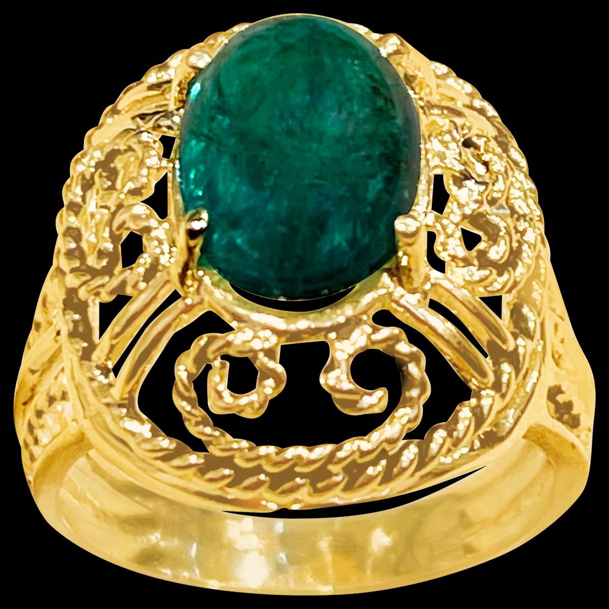 Ein klassischer Cocktail-Ring 
Großformat Smaragd  Cabochon  4,22 Karat Smaragd, Estate ohne Farbverstärkung. 
Gold: 14 Karat Gelb  Gold ,
Gewicht: 6.6 Gramm mit Stein 
schlichter Ring, kein Klunker 
Smaragd: 4,22 Karat 
Herkunft: Sambia
Farbe: