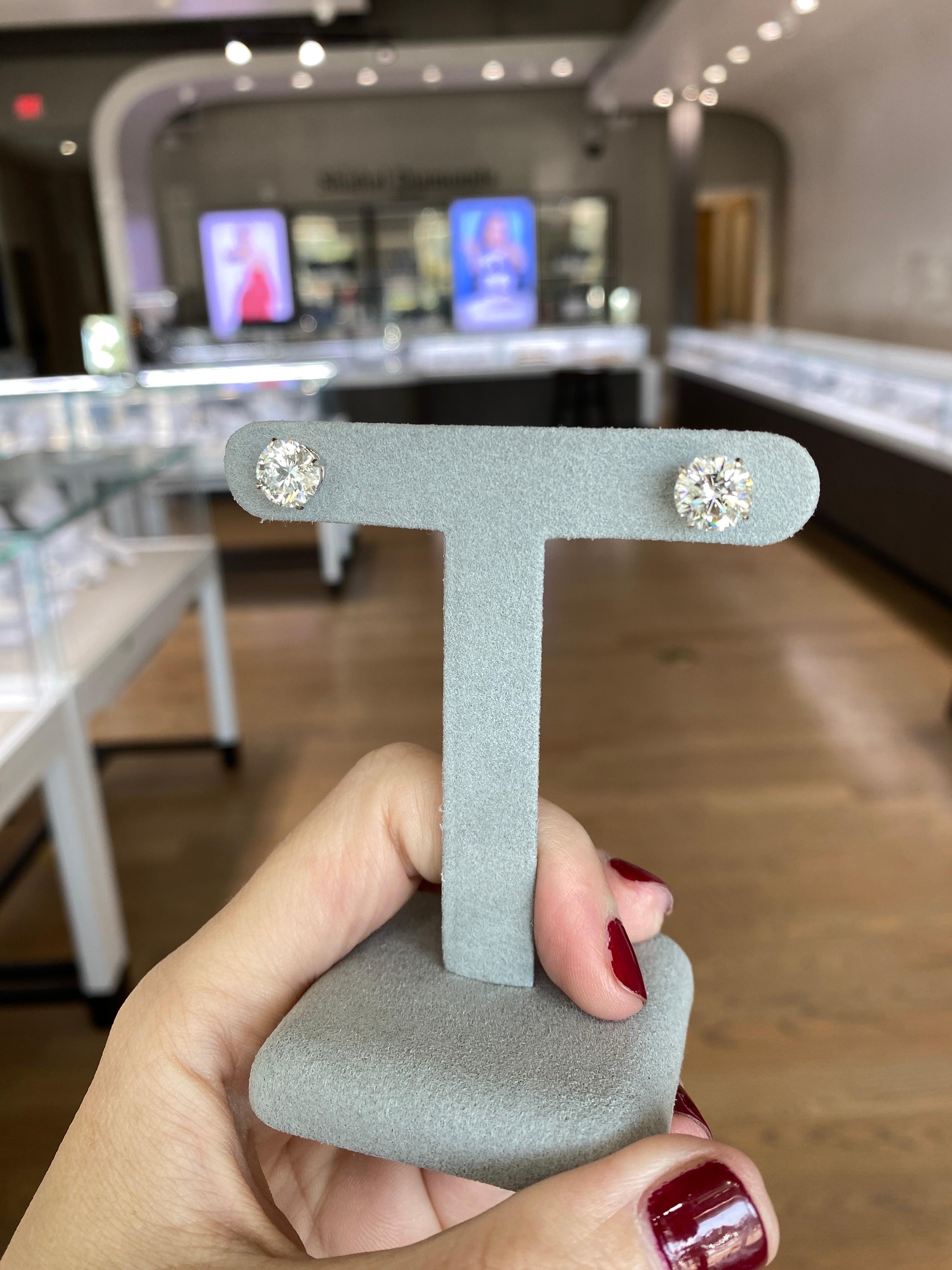 Erhöhen Sie Ihre alltägliche Eleganz mit diesen klassischen runden Diamantsteckern mit einem Gesamtgewicht von 4,22 Karat. Aus poliertem 14-karätigem Weißgold gefertigt, sind sie das perfekte Accessoire für jeden Anlass.
Diamanten: Farbe H-I,