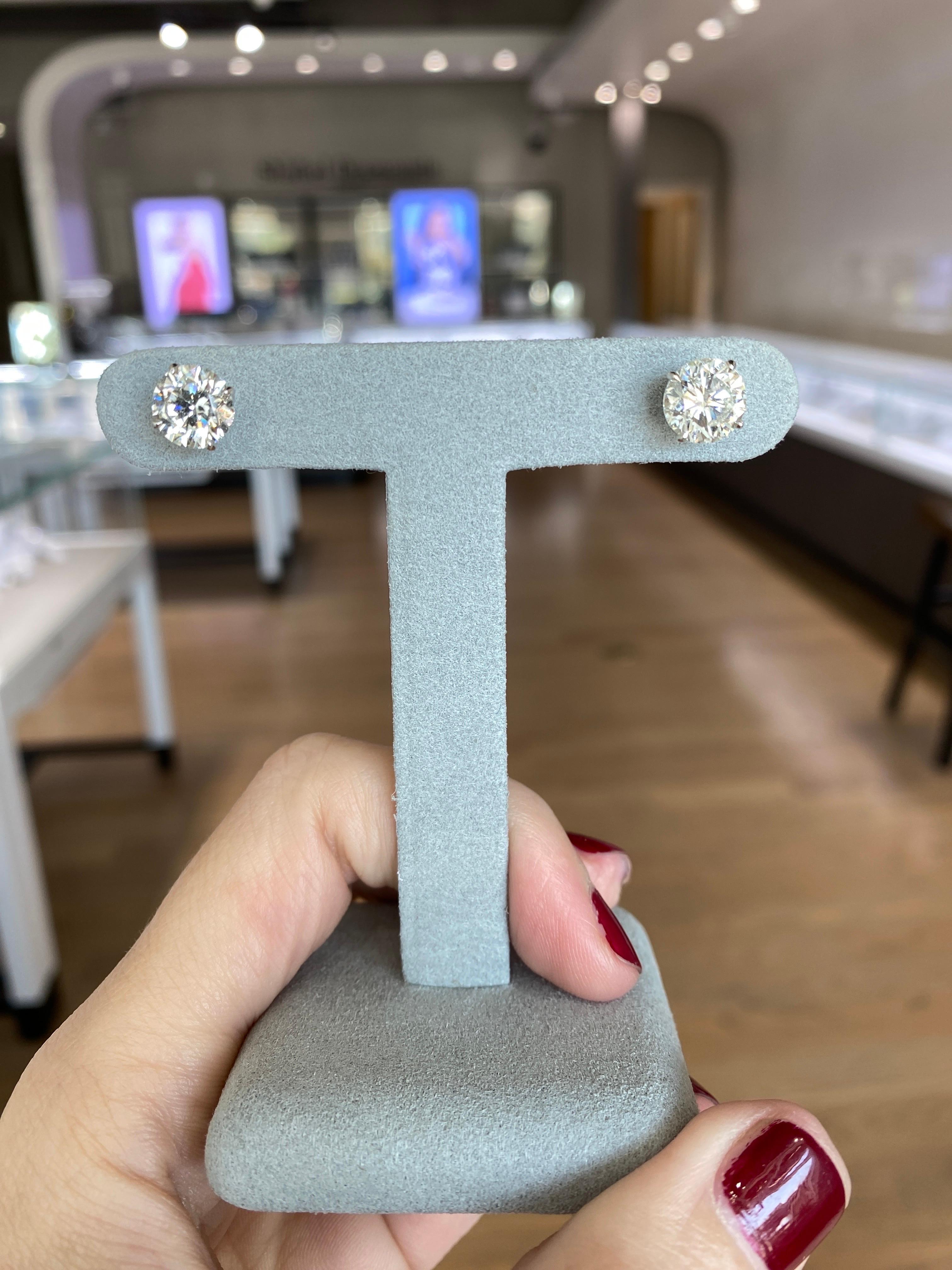 4,22 Karat Gesamtgewicht Natürliche runde Diamant-Ohrstecker im Zustand „Neu“ in Houston, TX