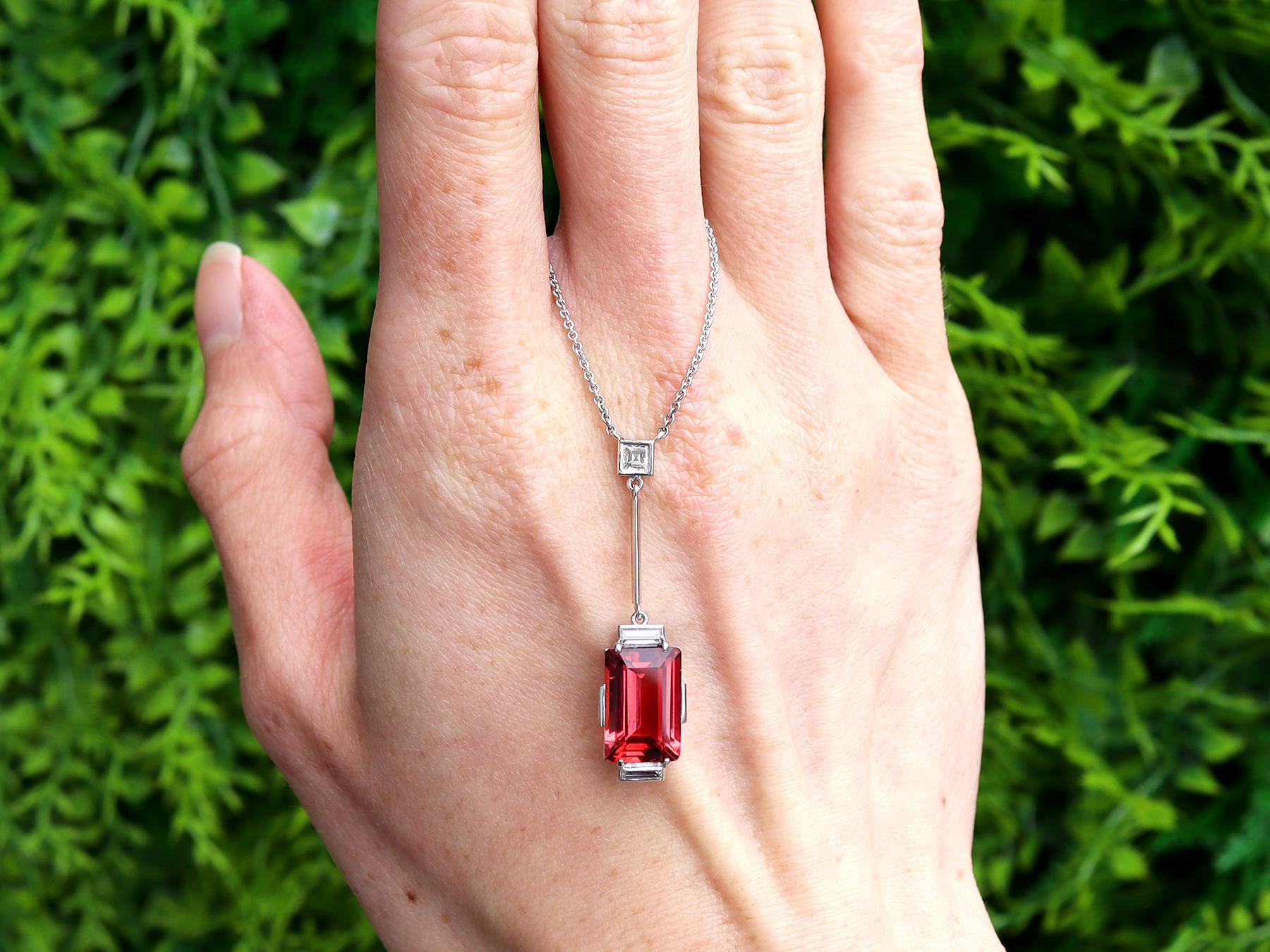Superbe, fin et impressionnant pendentif Art Deco en or blanc 18 carats, composé d'une tourmaline de 4,22 carats et d'un diamant de 0,23 carat. Ce pendentif fait partie de nos diverses collections de bijoux en tourmaline. 

Ce superbe pendentif Art