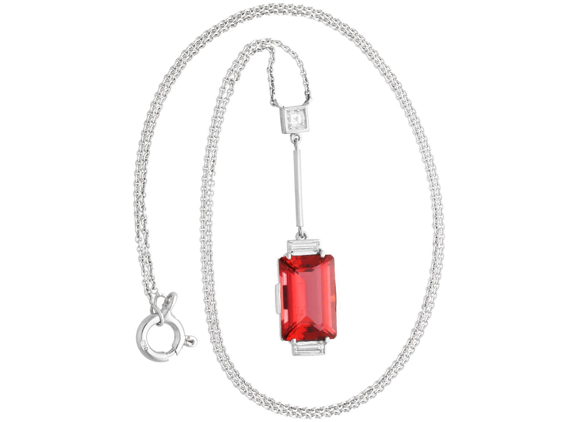 Taille émeraude Pendentif Art déco en or blanc 18 carats avec tourmaline de 4,22 carats et diamants de 0,23 carat en vente