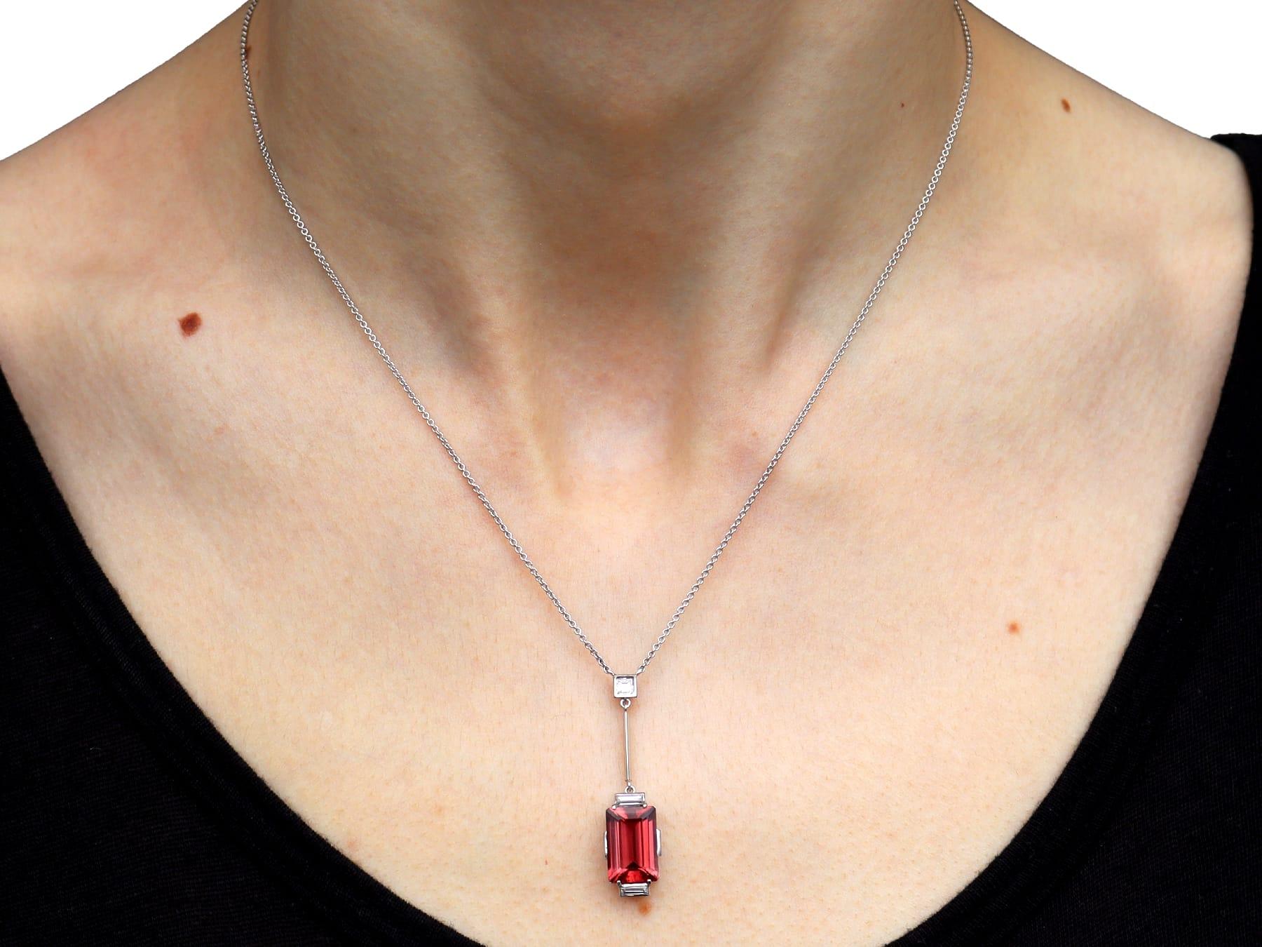 Pendentif Art déco en or blanc 18 carats avec tourmaline de 4,22 carats et diamants de 0,23 carat en vente 3