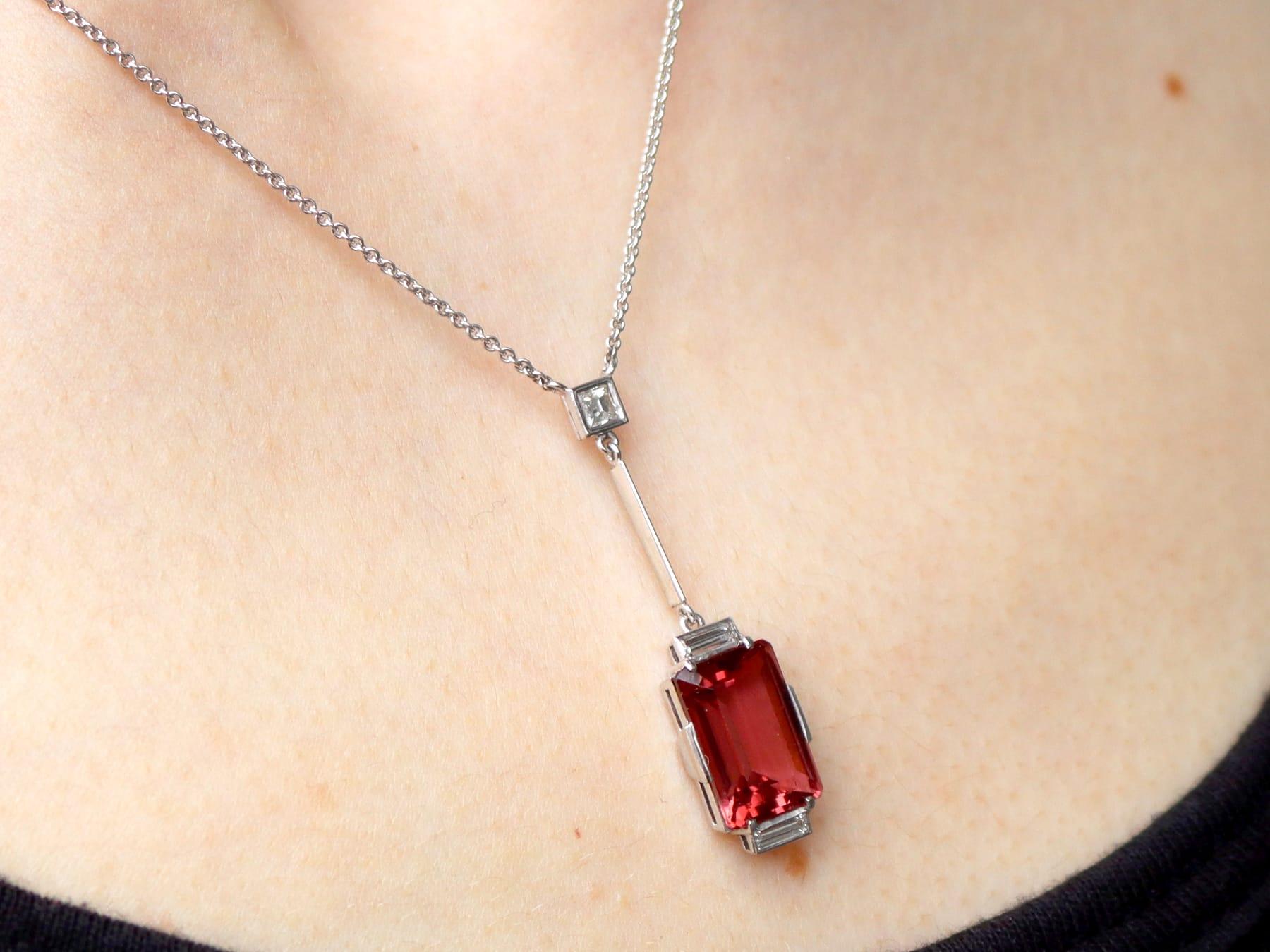 Pendentif Art déco en or blanc 18 carats avec tourmaline de 4,22 carats et diamants de 0,23 carat en vente 4