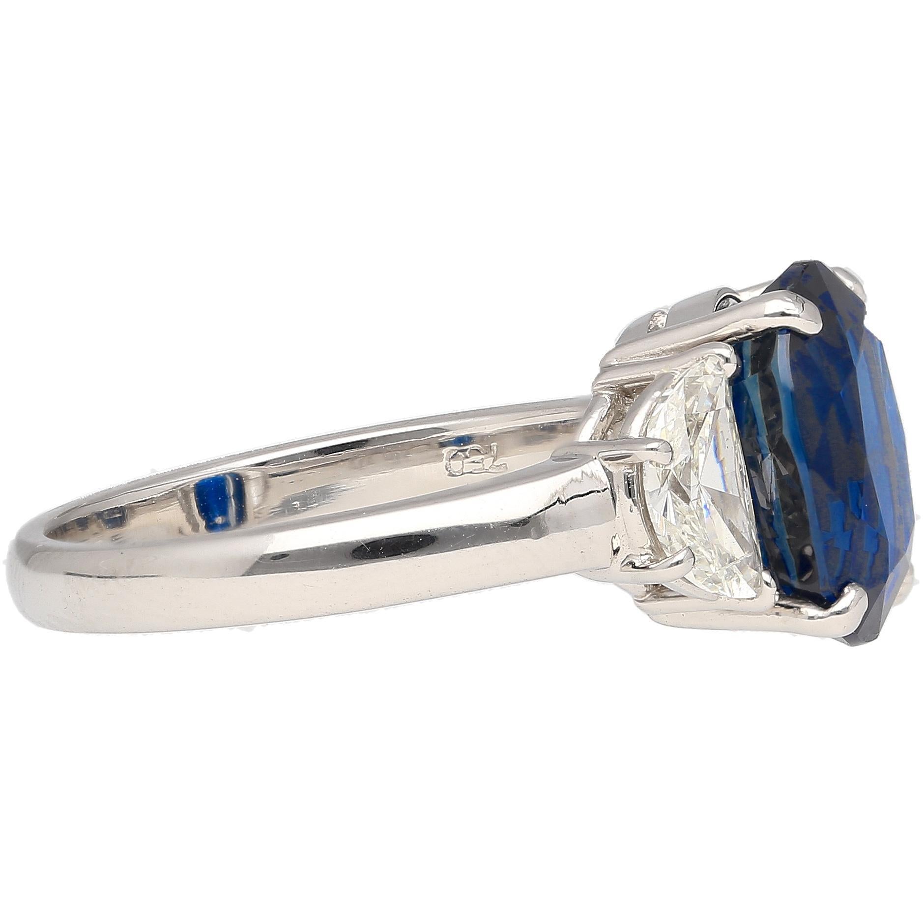 Modern 4.22 Carat Vivid Blue Oval Cut Sapphire & Diamond 3 Stone Ring For Sale