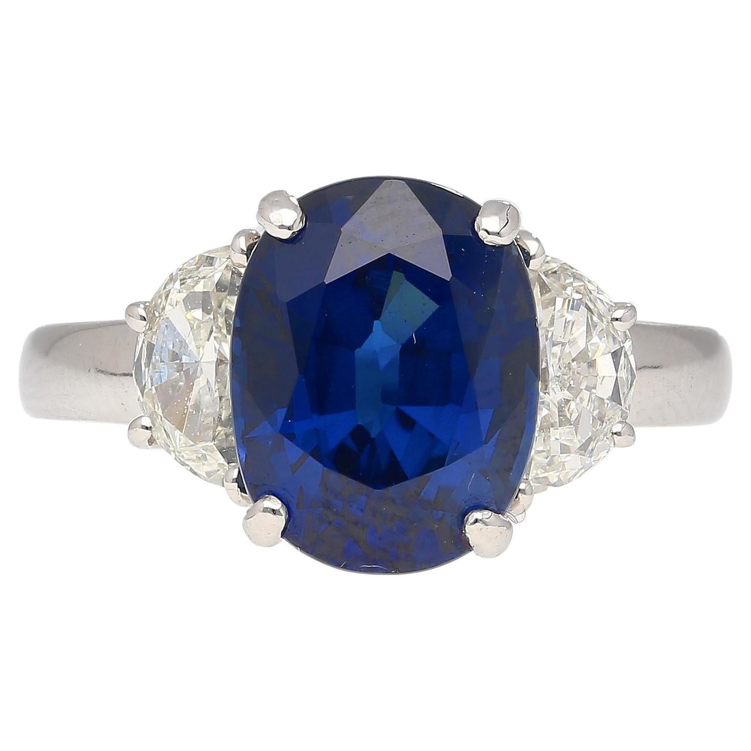 Anillo de 3 piedras con zafiro y diamantes talla oval azul intenso de 4,22 quilates