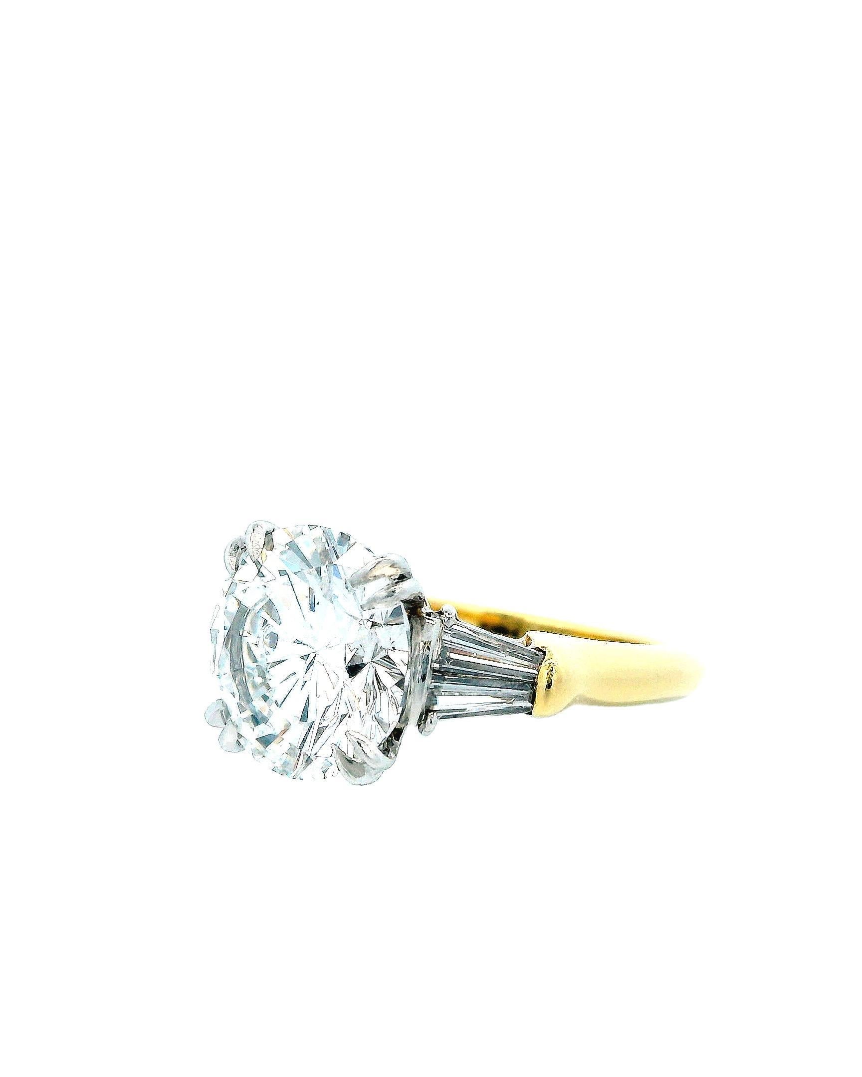 This elegant ring is a true masterpiece, featuring a remarkable 4.22-carat round white diamond celebrated for its superior clarity and color. The diamond is artfully set in a classic design, allowing its brilliance and elegance to shine through.