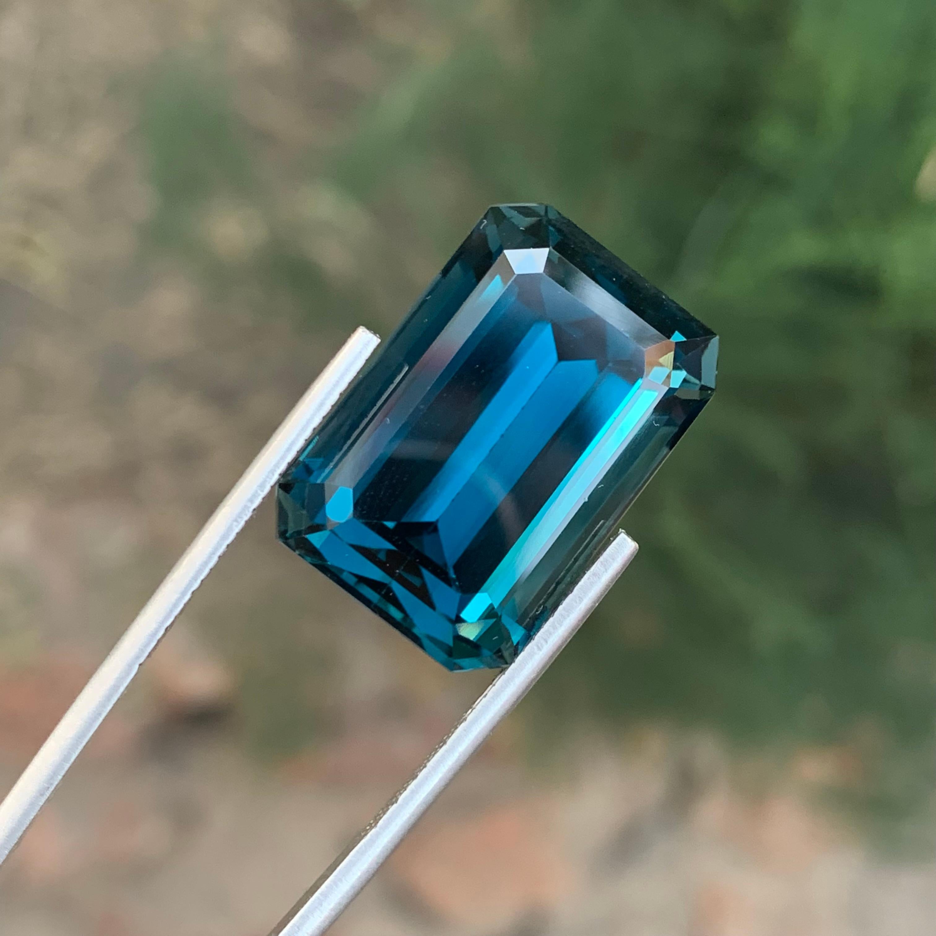 42,20 Karat Wunderschöner facettierter Londoner Blautopas in Smaragdform Edelstein im Angebot 4