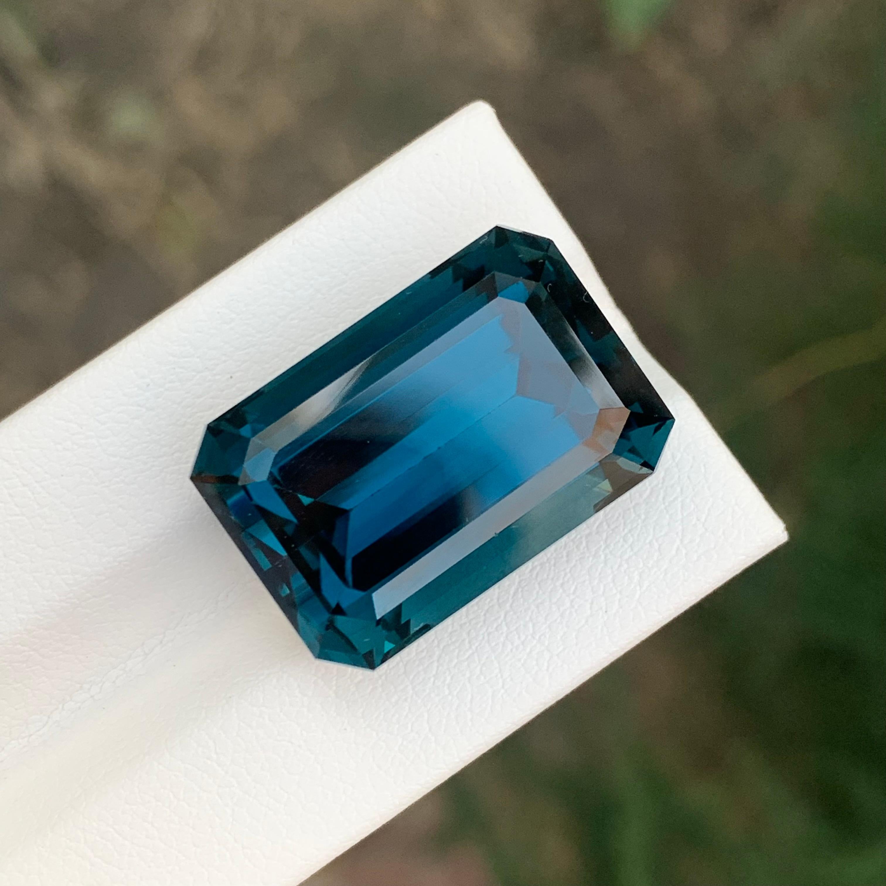42,20 Karat Wunderschöner facettierter Londoner Blautopas in Smaragdform Edelstein im Angebot 6