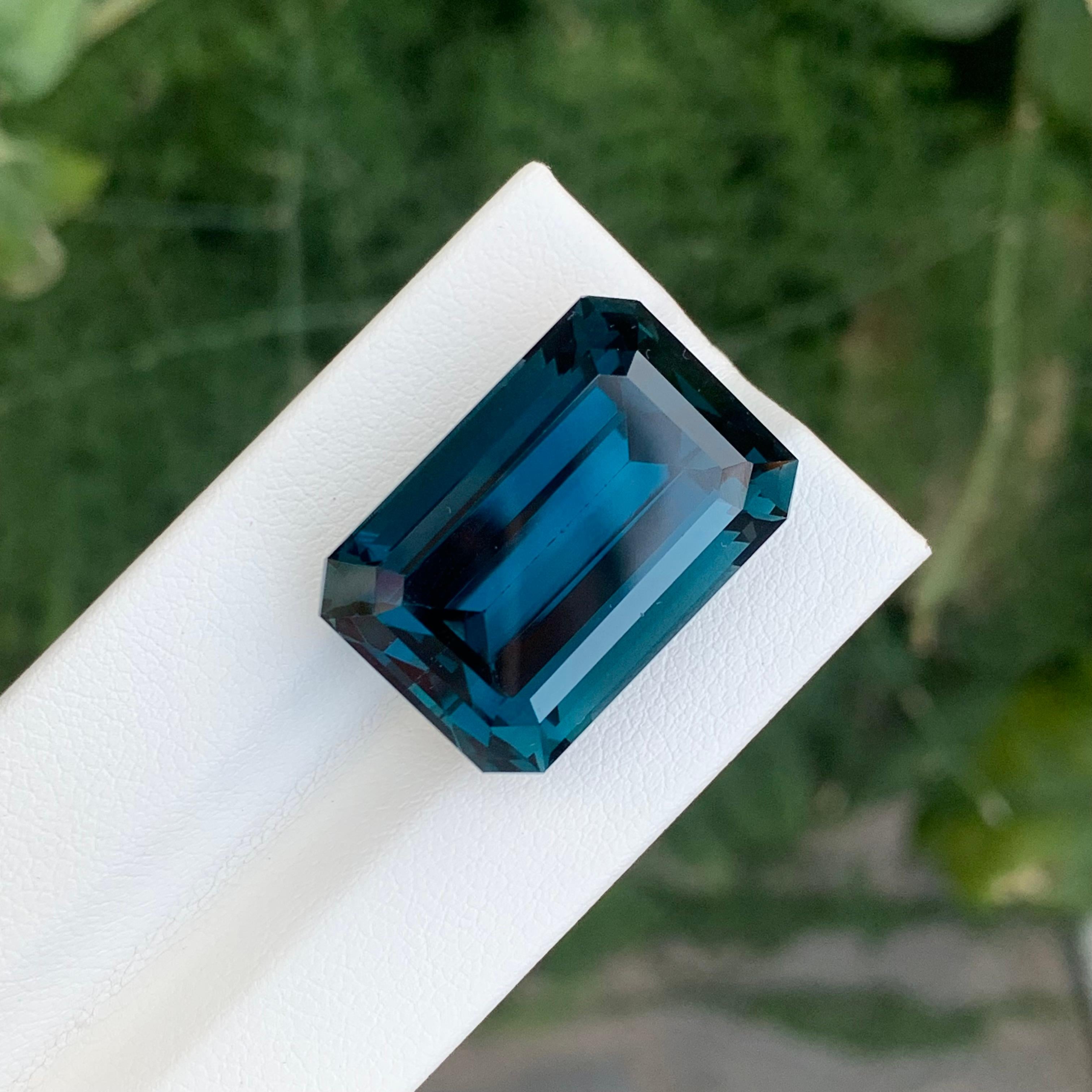 42,20 Karat Wunderschöner facettierter Londoner Blautopas in Smaragdform Edelstein im Angebot 7
