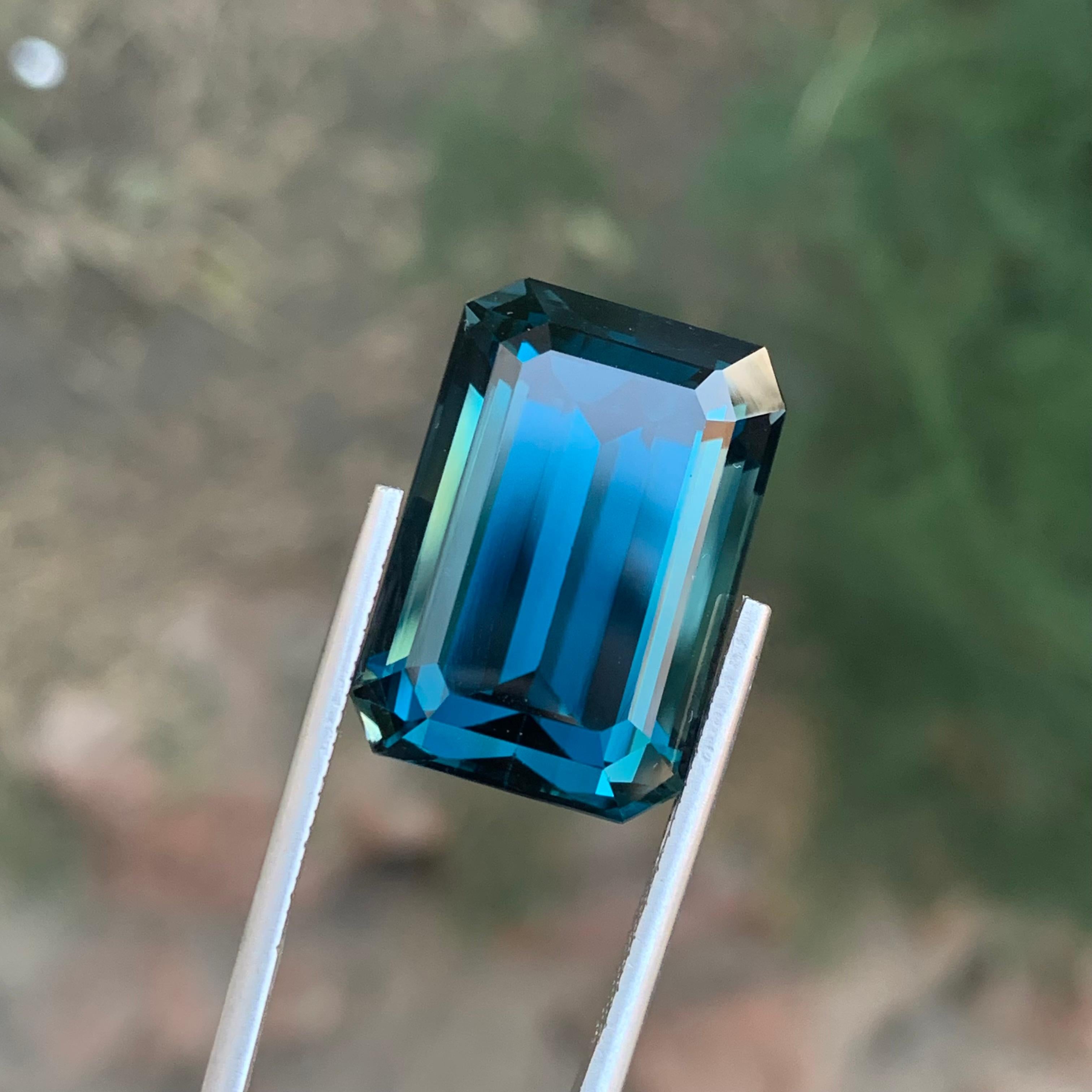 42,20 Karat Wunderschöner facettierter Londoner Blautopas in Smaragdform Edelstein (Arts and Crafts) im Angebot