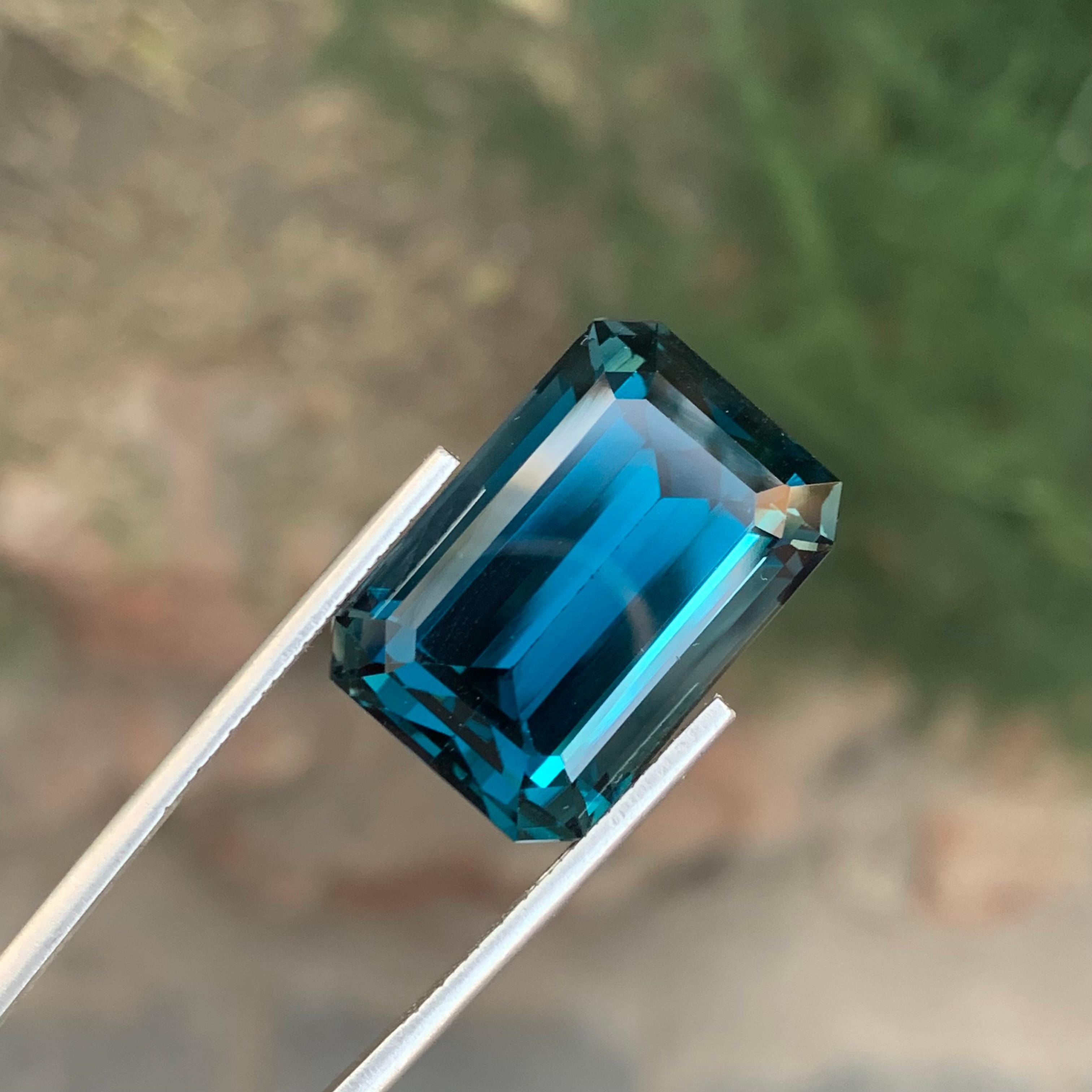 42,20 Karat Wunderschöner facettierter Londoner Blautopas in Smaragdform Edelstein (Smaragdschliff) im Angebot