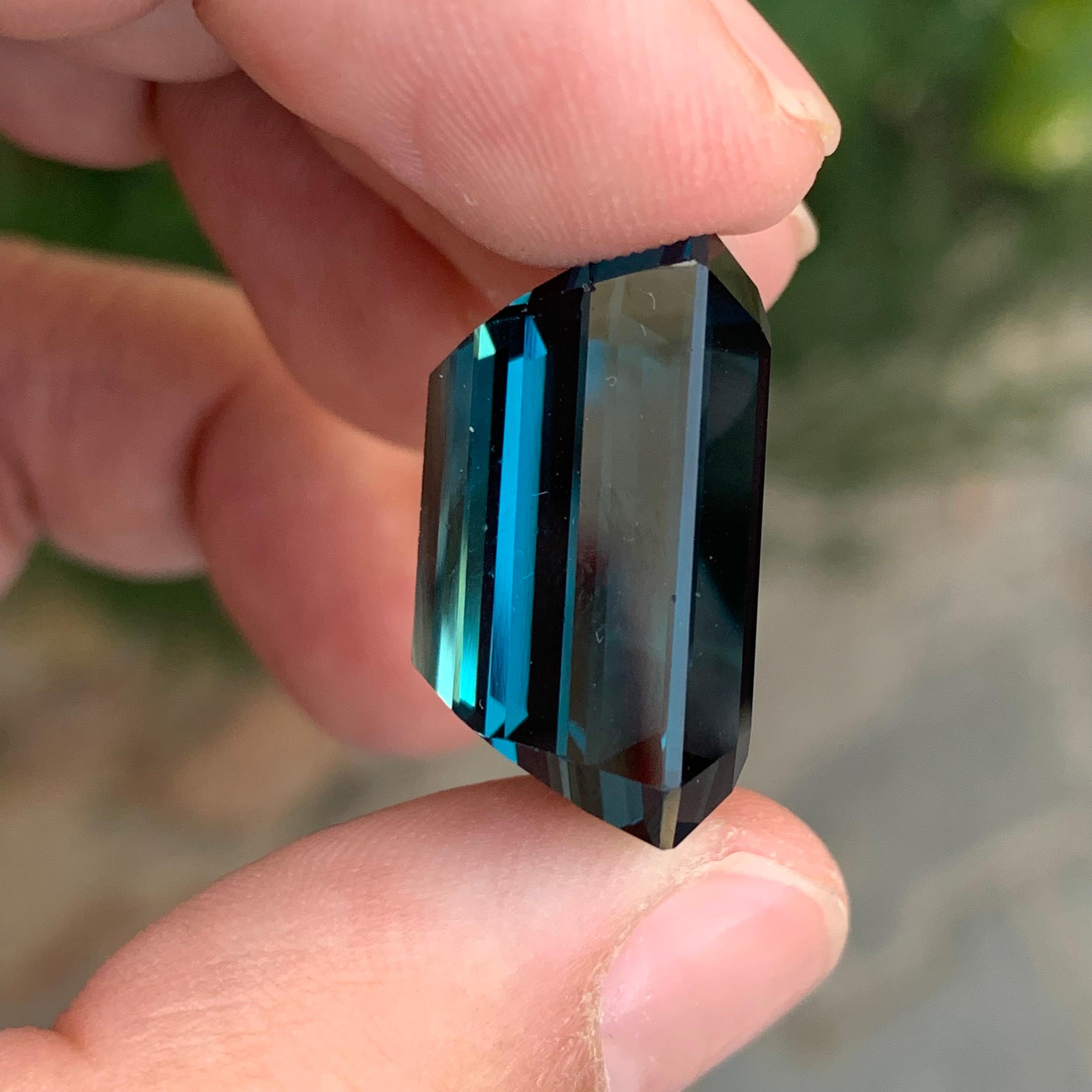 42,20 Karat Wunderschöner facettierter Londoner Blautopas in Smaragdform Edelstein im Angebot 2