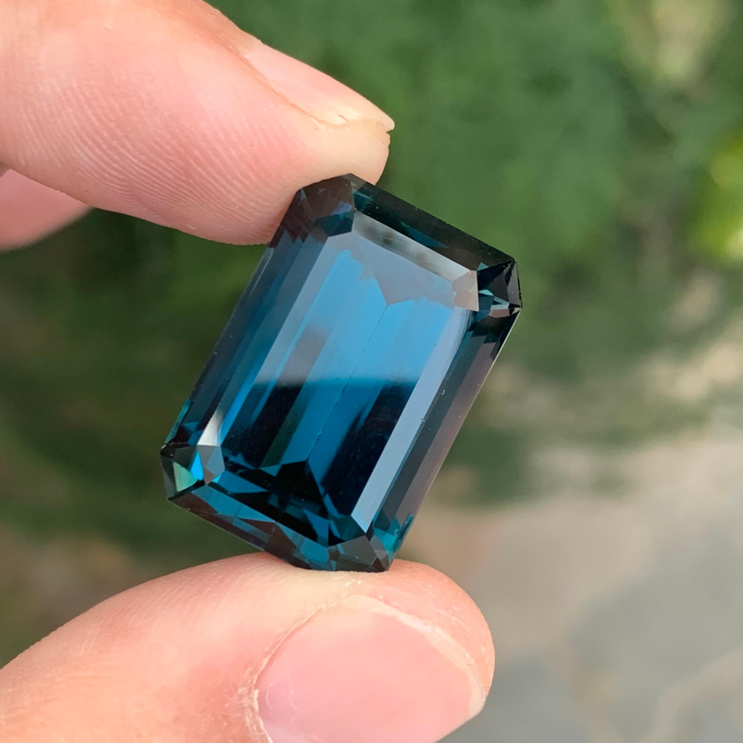 42,20 Karat Wunderschöner facettierter Londoner Blautopas in Smaragdform Edelstein im Angebot 3