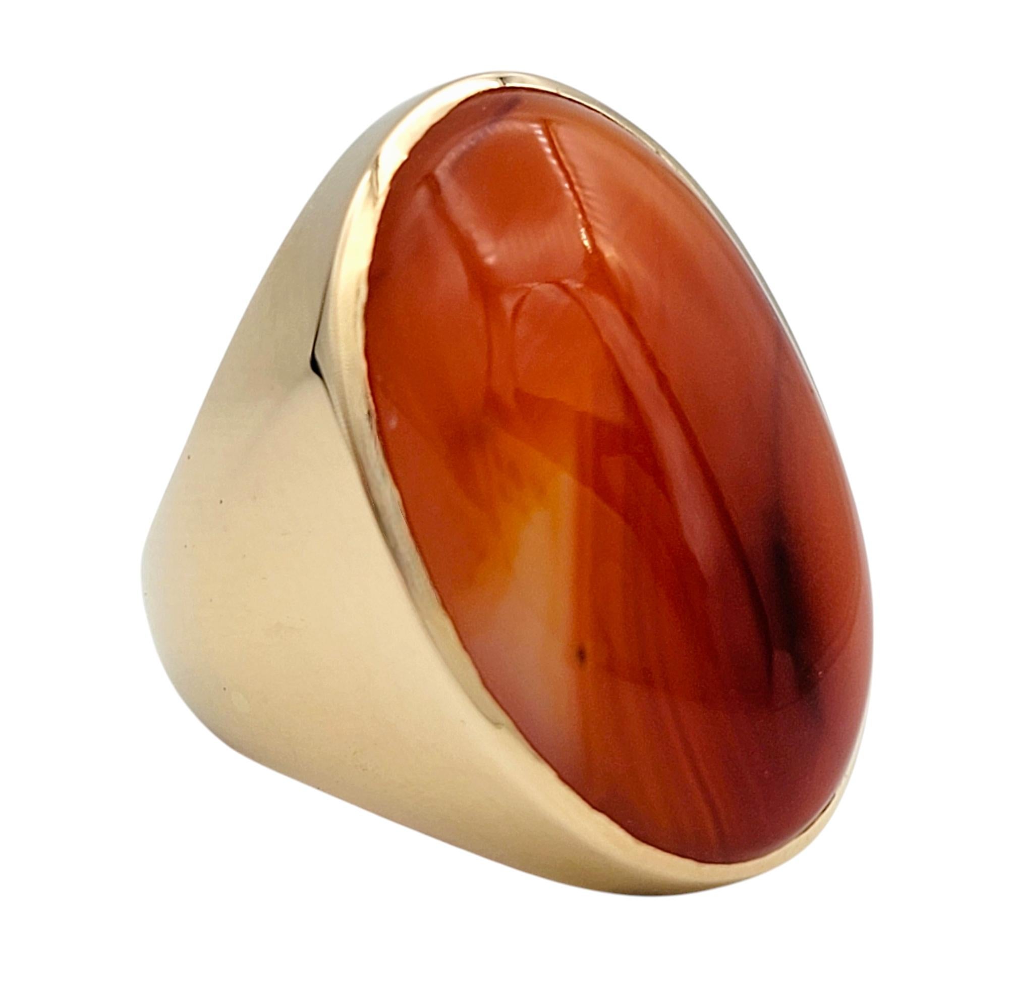 Contemporain Bague d'affirmation en or jaune 14 carats avec agate orange cabochon ovale de 42,23 carats en vente