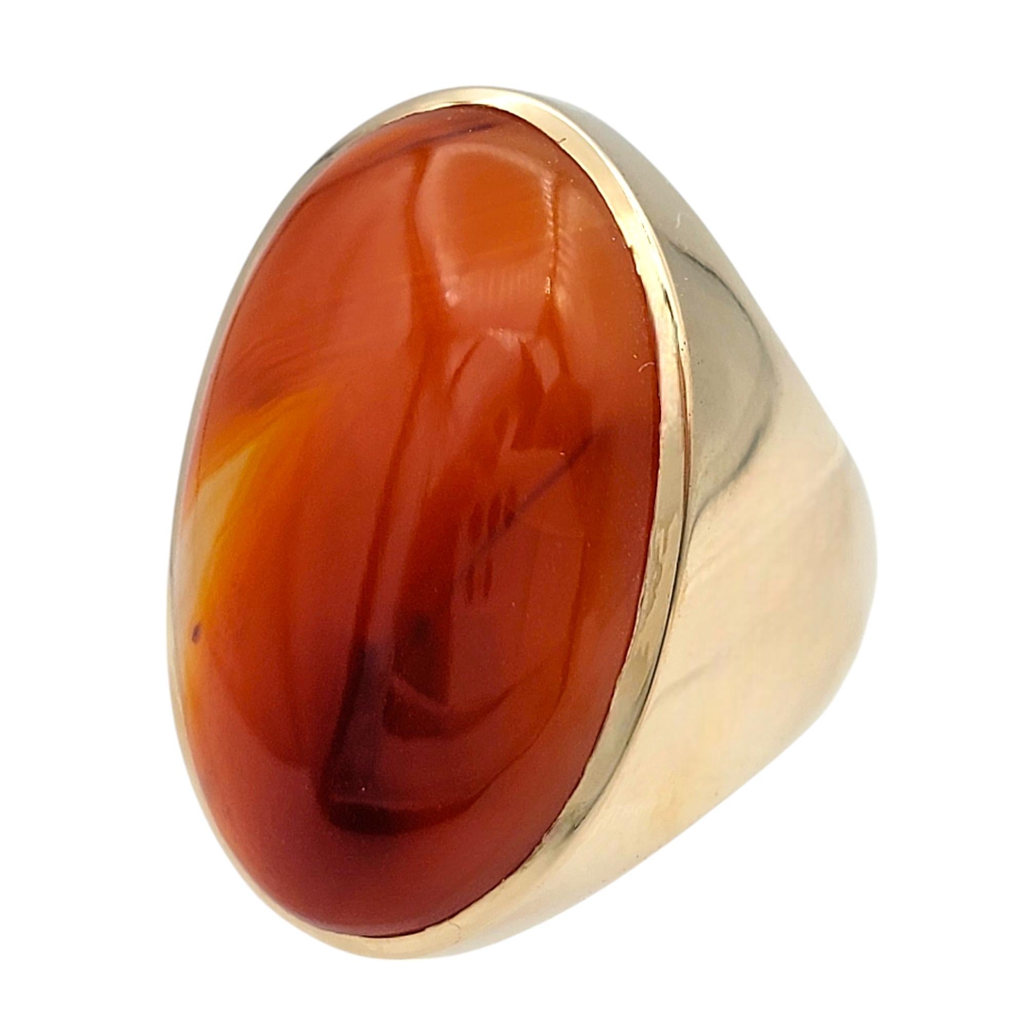 Taille cabochon Bague d'affirmation en or jaune 14 carats avec agate orange cabochon ovale de 42,23 carats en vente