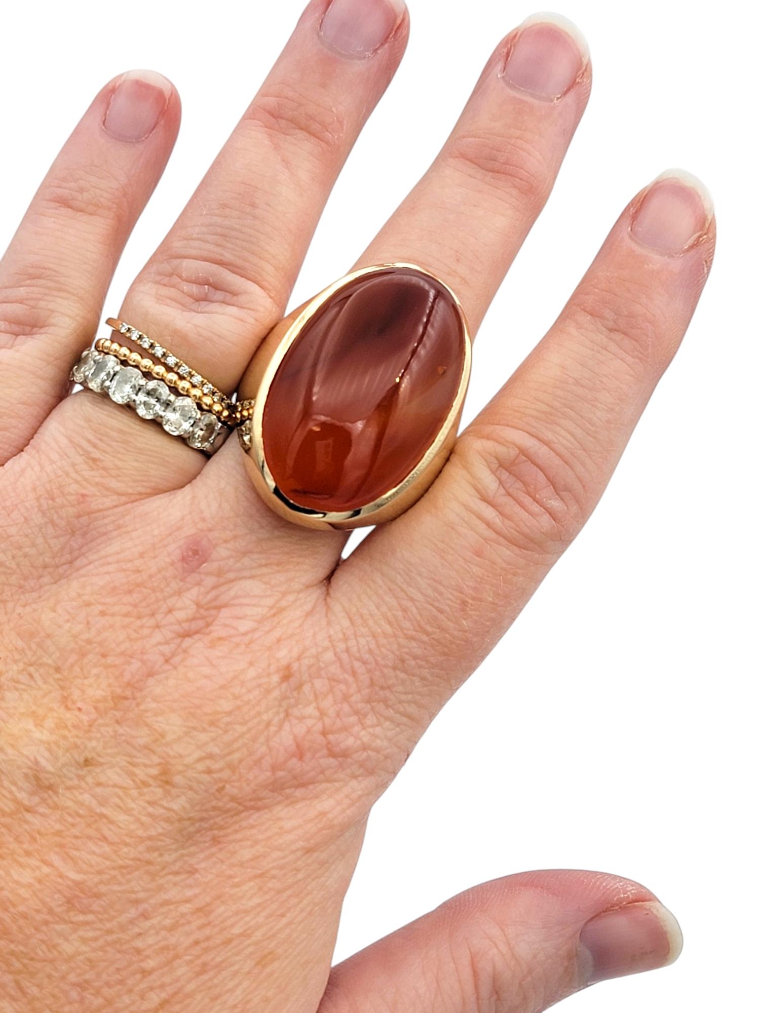 Bague d'affirmation en or jaune 14 carats avec agate orange cabochon ovale de 42,23 carats en vente 1