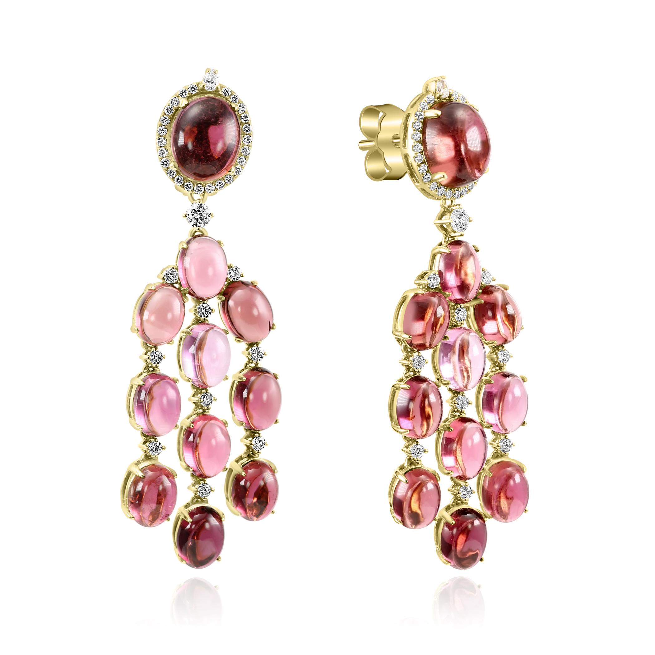 Scopri un mondo di colori ricchi e di lusso raffinato con questi orecchini pendenti con tormalina Calabar e diamanti, progettati con maestria per mostrare rari cabochon di tormalina Calabar abbinati alla brillantezza senza tempo dei diamanti. Una