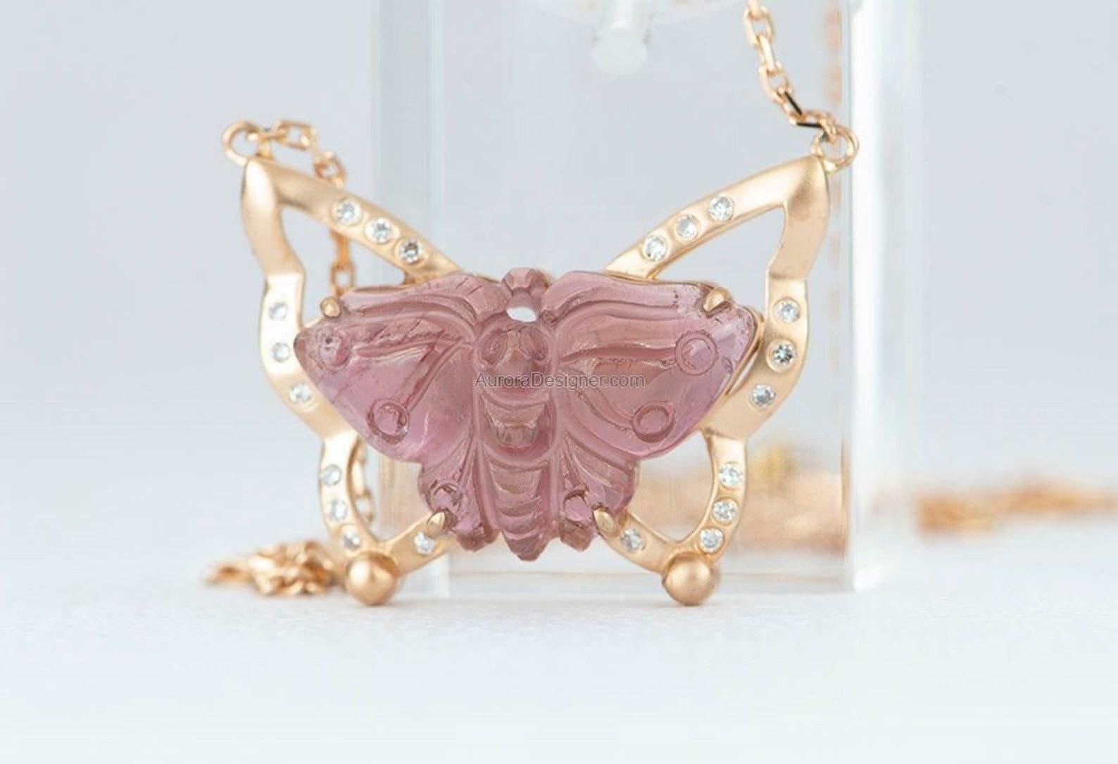 ♥ Pink butterfly tourmaline carving enhanced by an 18K rose gold wing-shaped setting, with diamond highlight
♥ The pendant comes with the rose gold chain seen in the picture; it cannot be removed from the chain
♥ The chain is 17