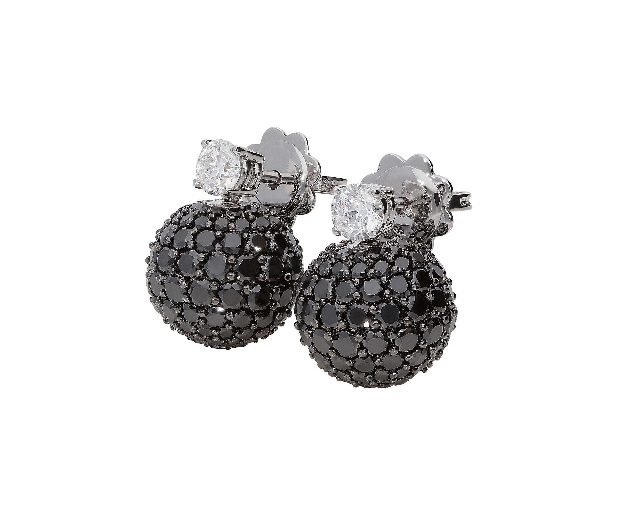 Planet collection earrings with solitaire white round brilliant diamonds color G clarity SI for a total of 0,43 carats as studs and 4,23 carats of black round brilliant diamonds for the boules.
The weight of this pair is 5,00 grams of 18kt white