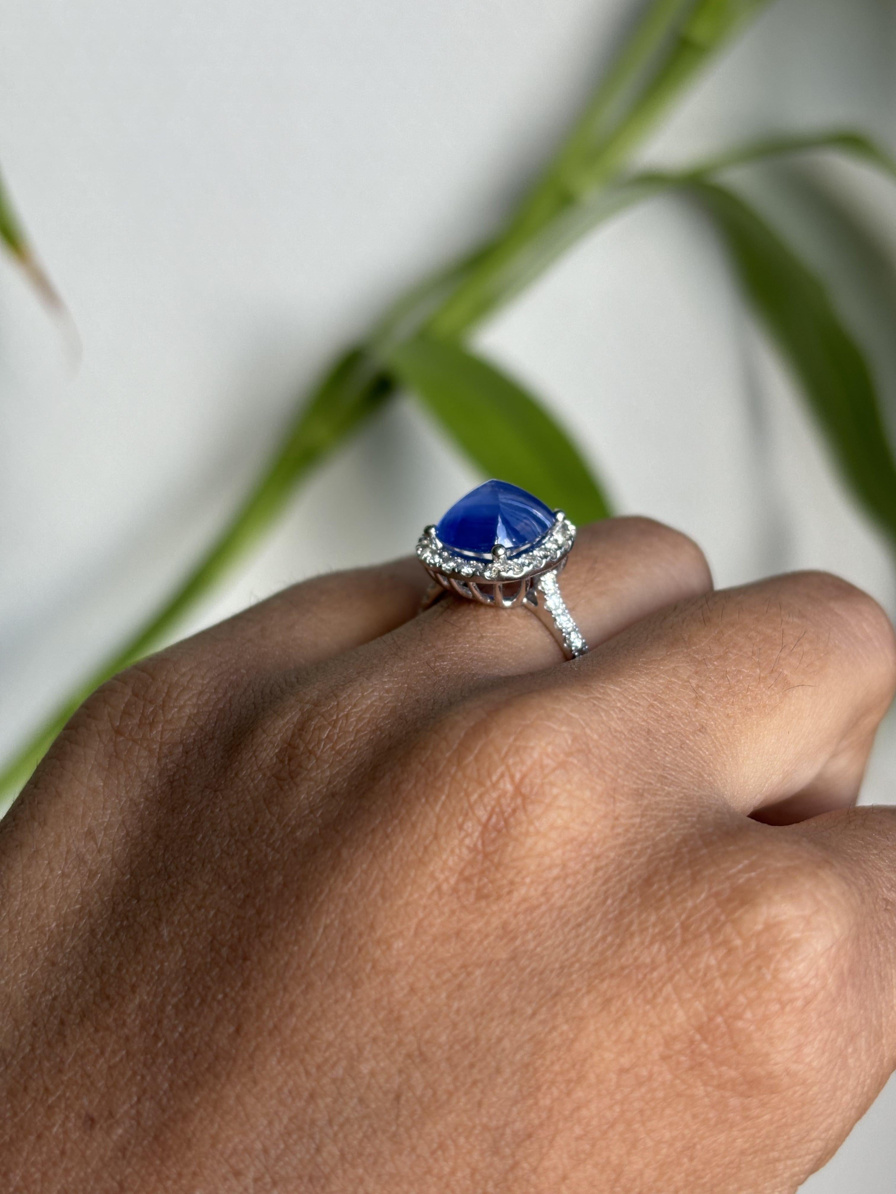 4.23 Carat Sugarloaf Ceylon Sapphire Ring with Halo Diamonds in 14K White Gold In New Condition For Sale In Bangkok, TH
