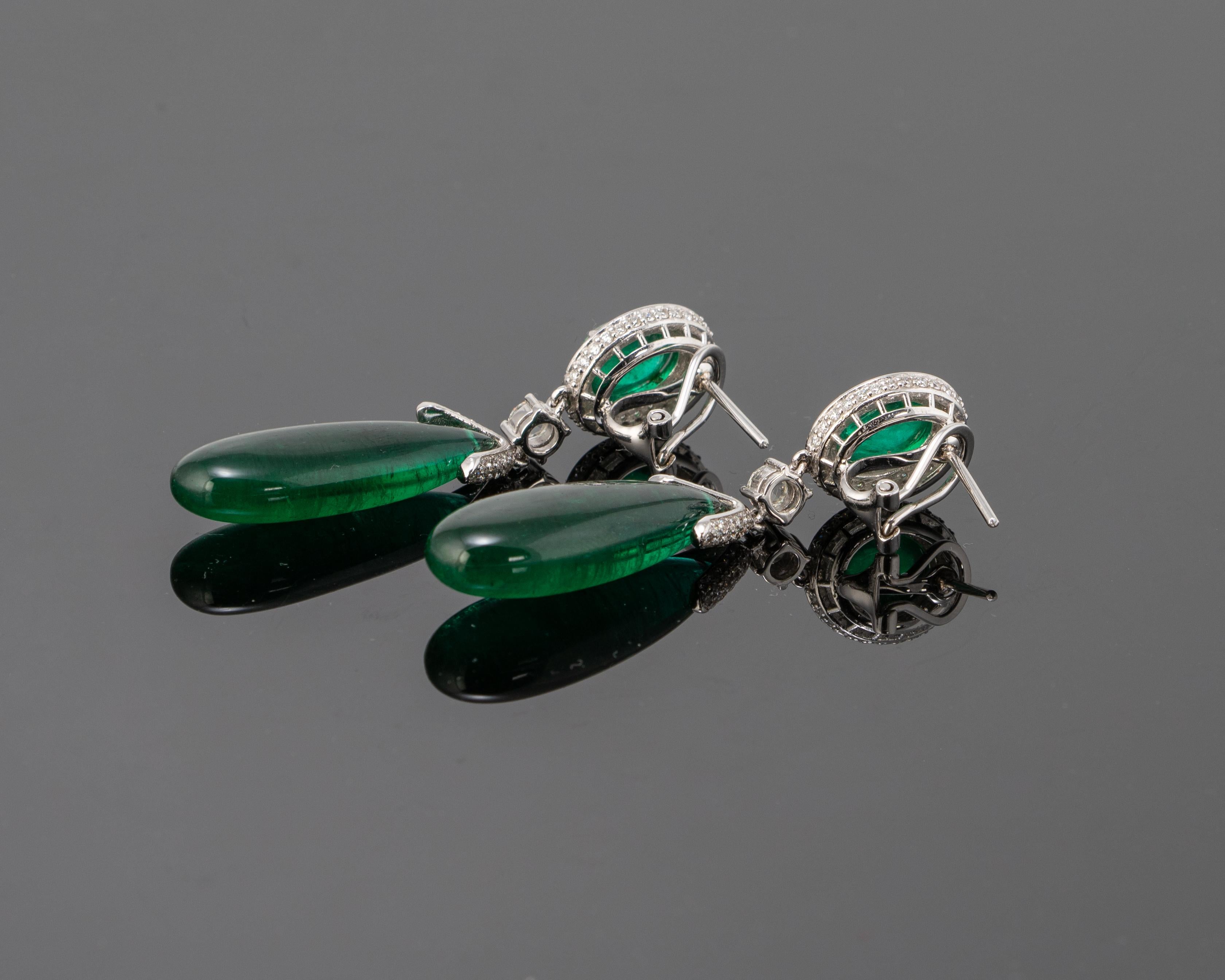 42,32 Karat Smaragd-Cabochon- und Diamant-Tropfen-Ohrring (Moderne) im Angebot