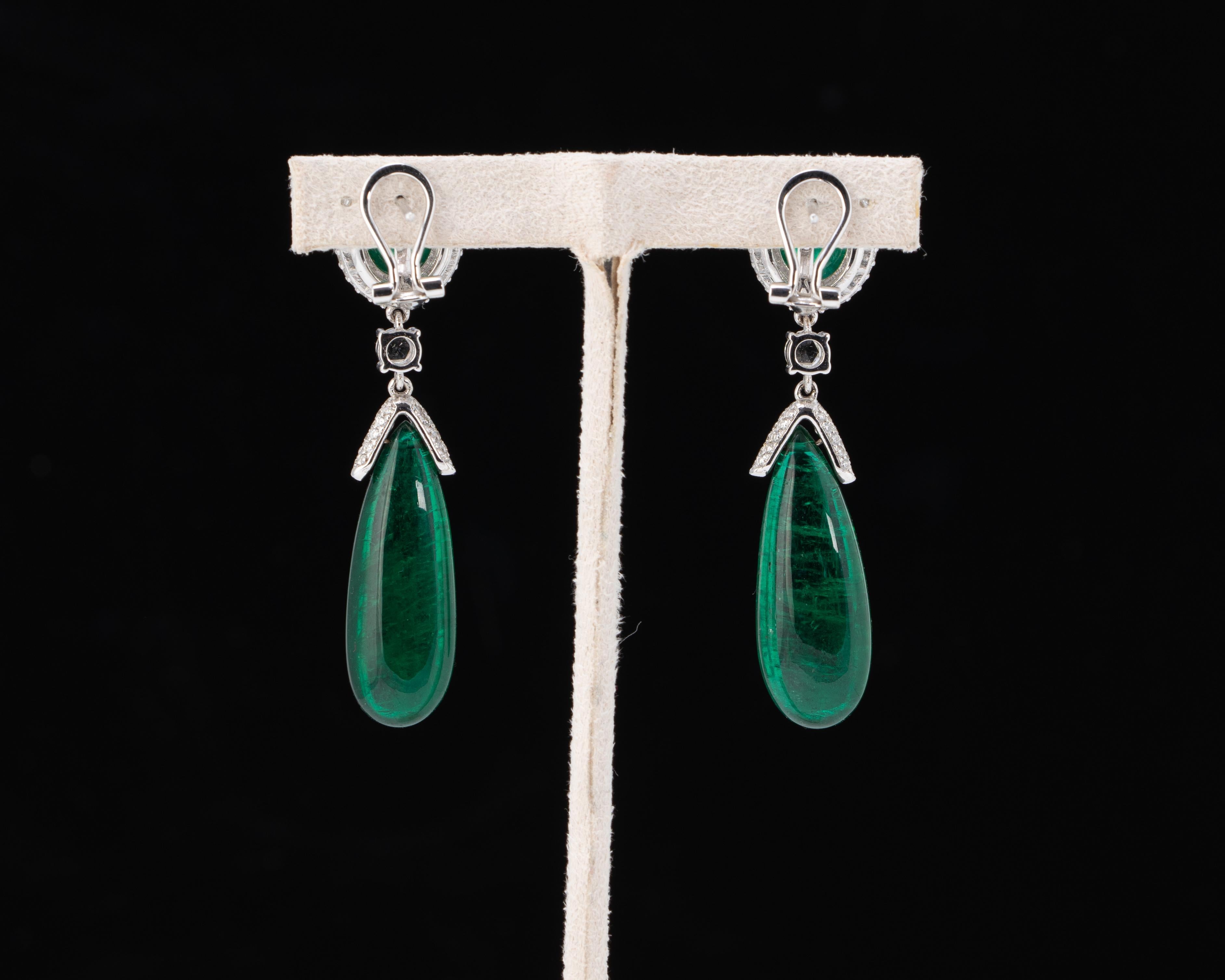 42,32 Karat Smaragd-Cabochon- und Diamant-Tropfen-Ohrring Damen im Angebot
