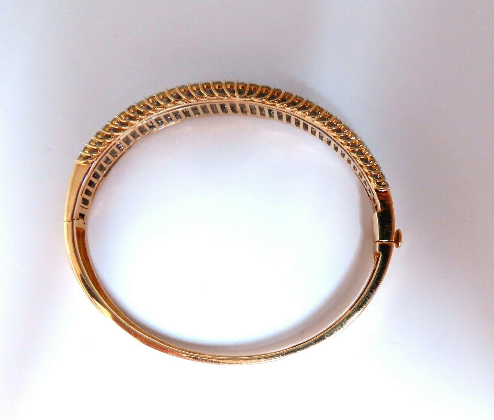 4.bracelet bangle en diamants naturels de 23 ct, Trois Rangs Classique

Baguettes & Ronds & Coupe complète.

Couleur F-G et clarté Vs-2.

14kt. Or jaune 

24.6 grammes.

10 mm de large

Intérieur : 2,3 x 2 pouces.

Verrouillage sécurisé, loquet de