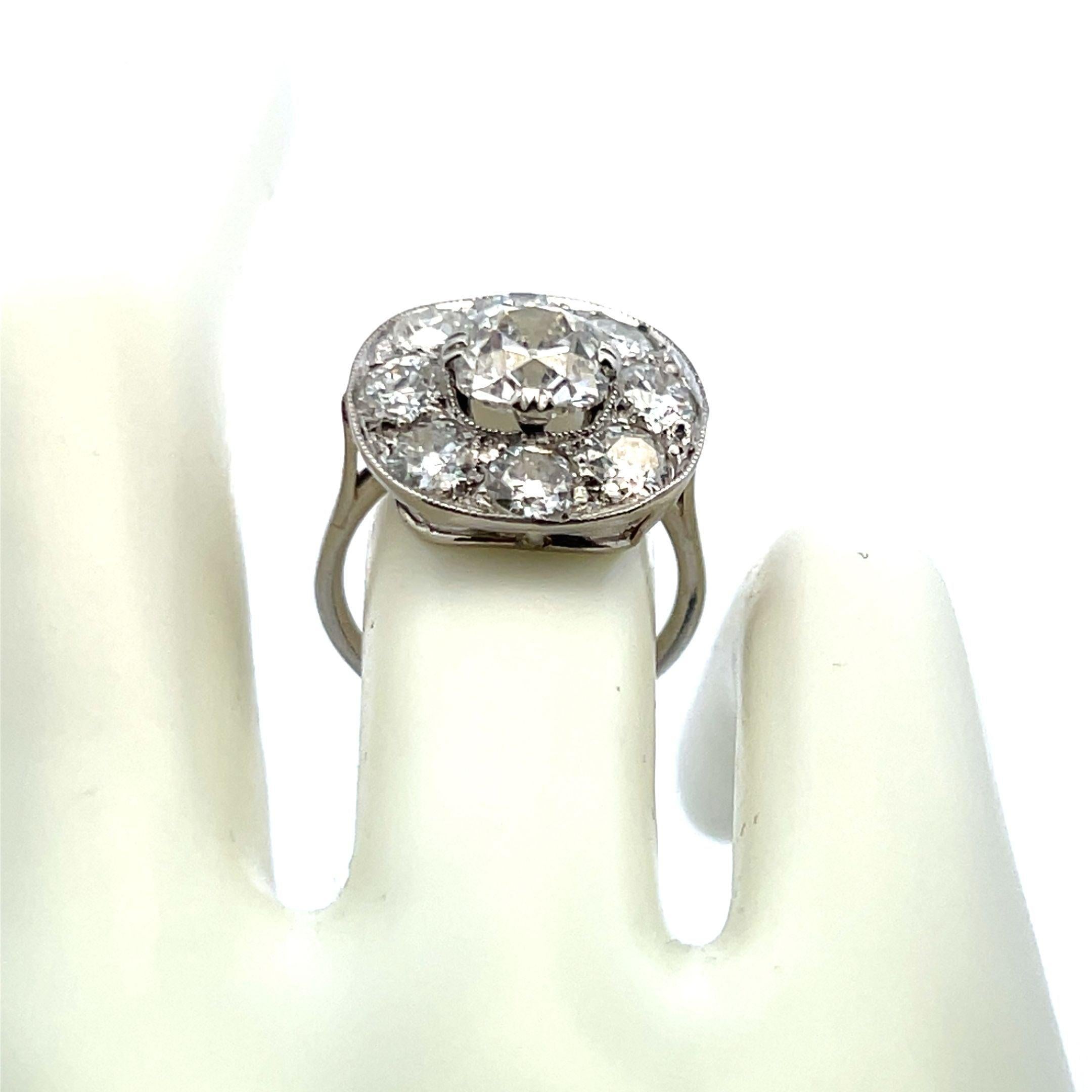 Taille vieille Europe Bague de fiançailles en platine avec diamant coussin de 4,24 carats, brillant et vieux diamant européen en vente