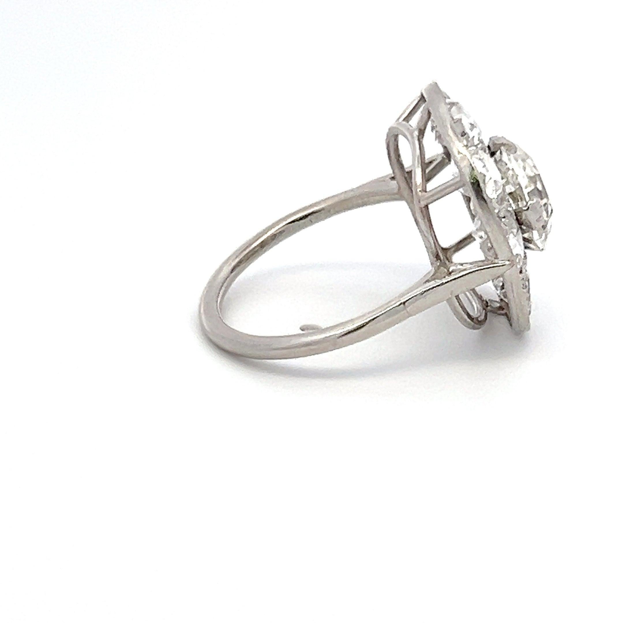 Bague de fiançailles en platine avec diamant coussin de 4,24 carats, brillant et vieux diamant européen en vente 2