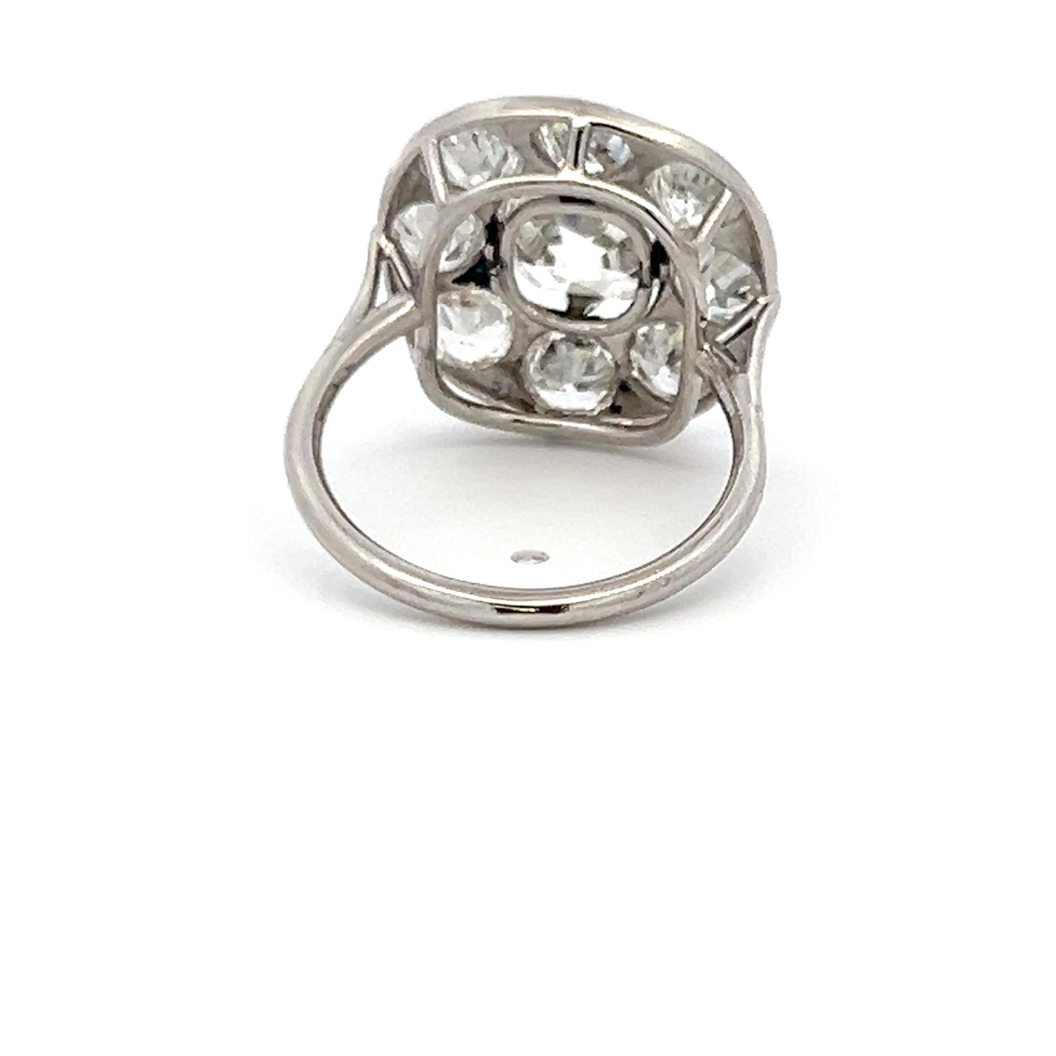 Titre :
Cette bague de fiançailles vintage en platine met en valeur un époustouflant diamant Brilliante coussin de 2,24 carats, classé J VVS2 par GIA, encadré par huit diamants brillants de taille européenne ancienne d'un total de 2,00 carats en