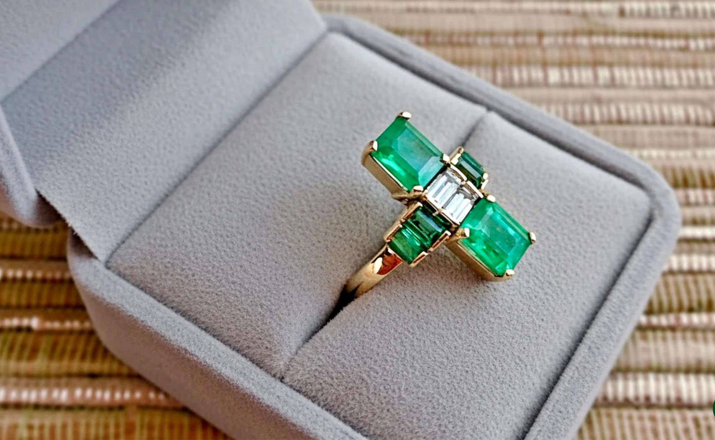 Bague de style Art déco en or 18 carats avec diamants et émeraude de Colombie fine de 4,24 carats en vente 6