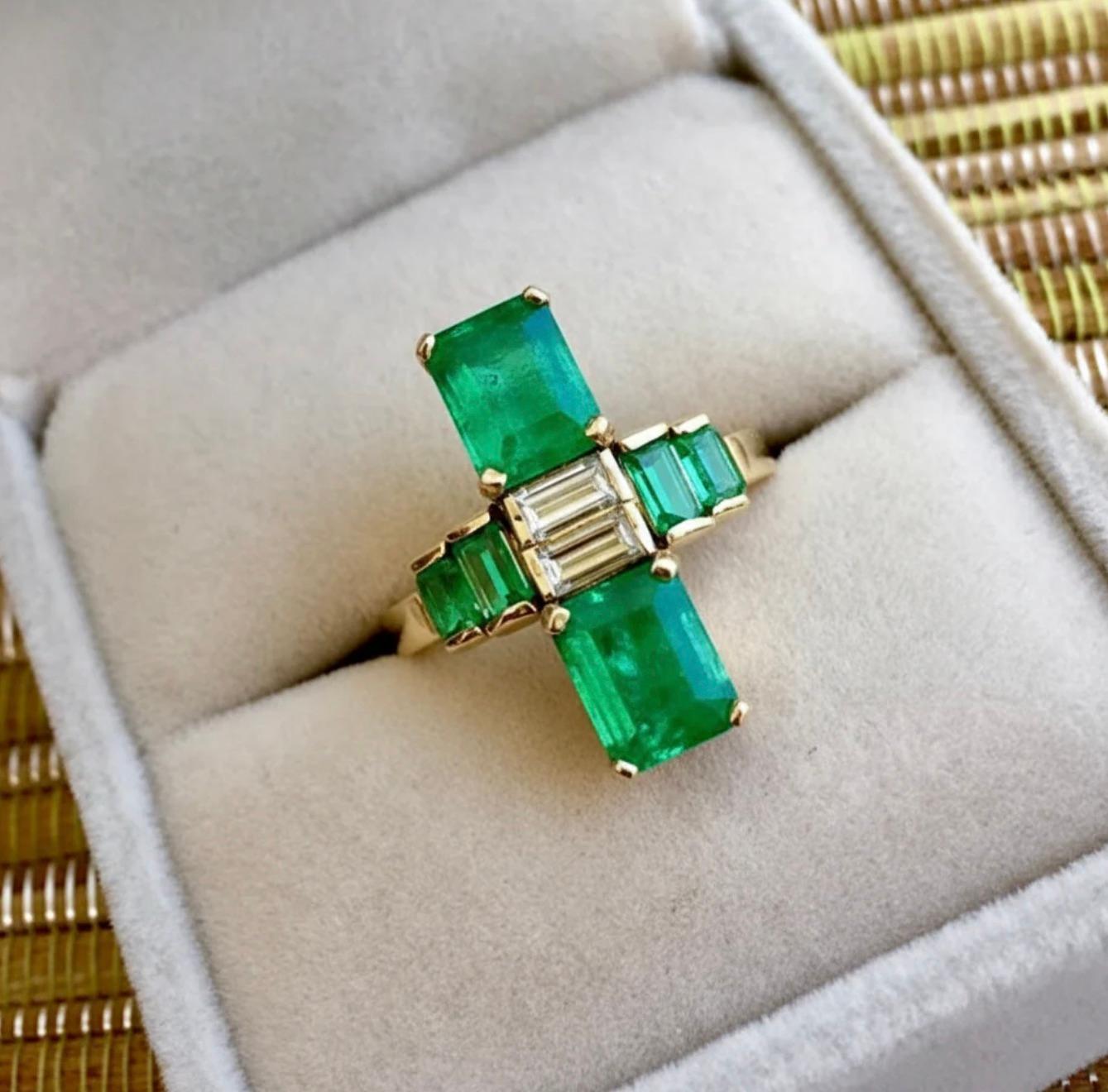 Bague de style Art déco en or 18 carats avec diamants et émeraude de Colombie fine de 4,24 carats en vente 7