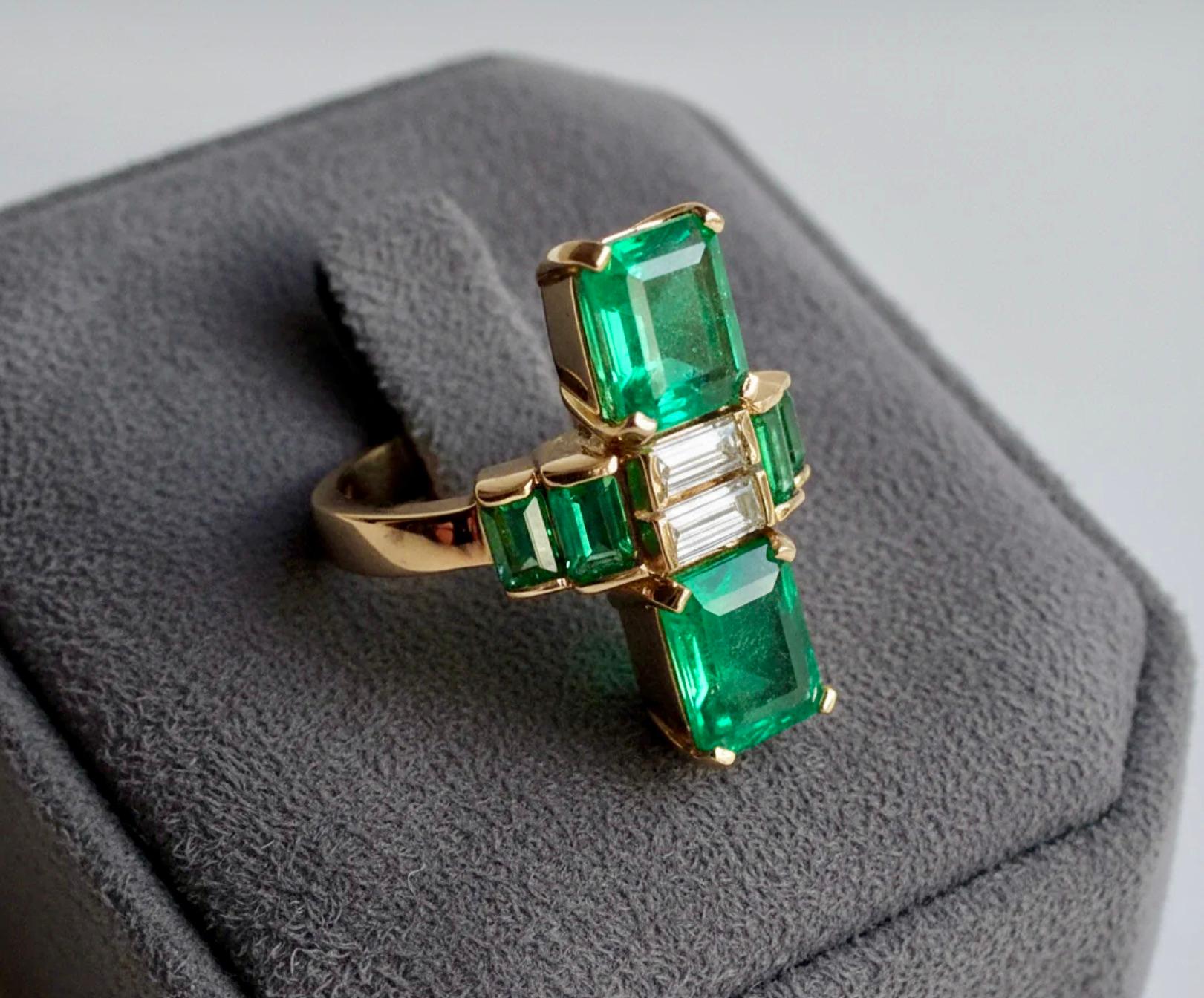 Rappelant l'ère déco, cette élégante bague en pierres émeraudes ornée de baguettes en diamant est unique en son genre. Fabriqué en or jaune massif 18K.
Pierres primaires : Émeraude naturelle de Colombie
Forme ou taille : Coupe