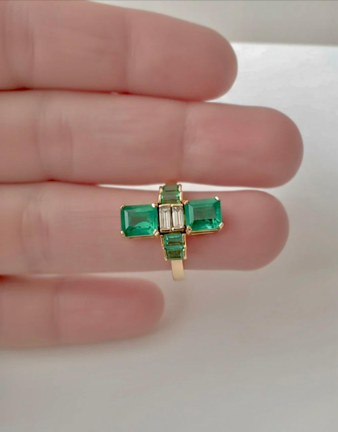 Taille émeraude Bague de style Art déco en or 18 carats avec diamants et émeraude de Colombie fine de 4,24 carats en vente